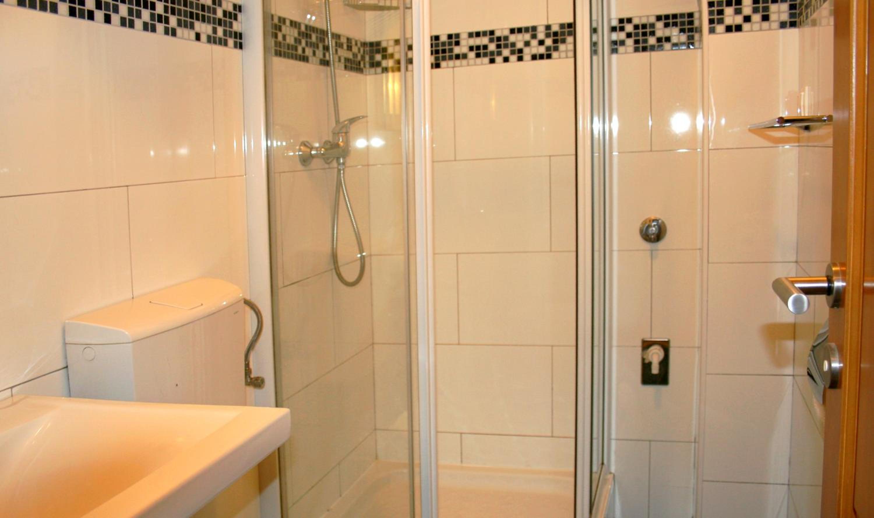 Premium Twin Room - Photo 10