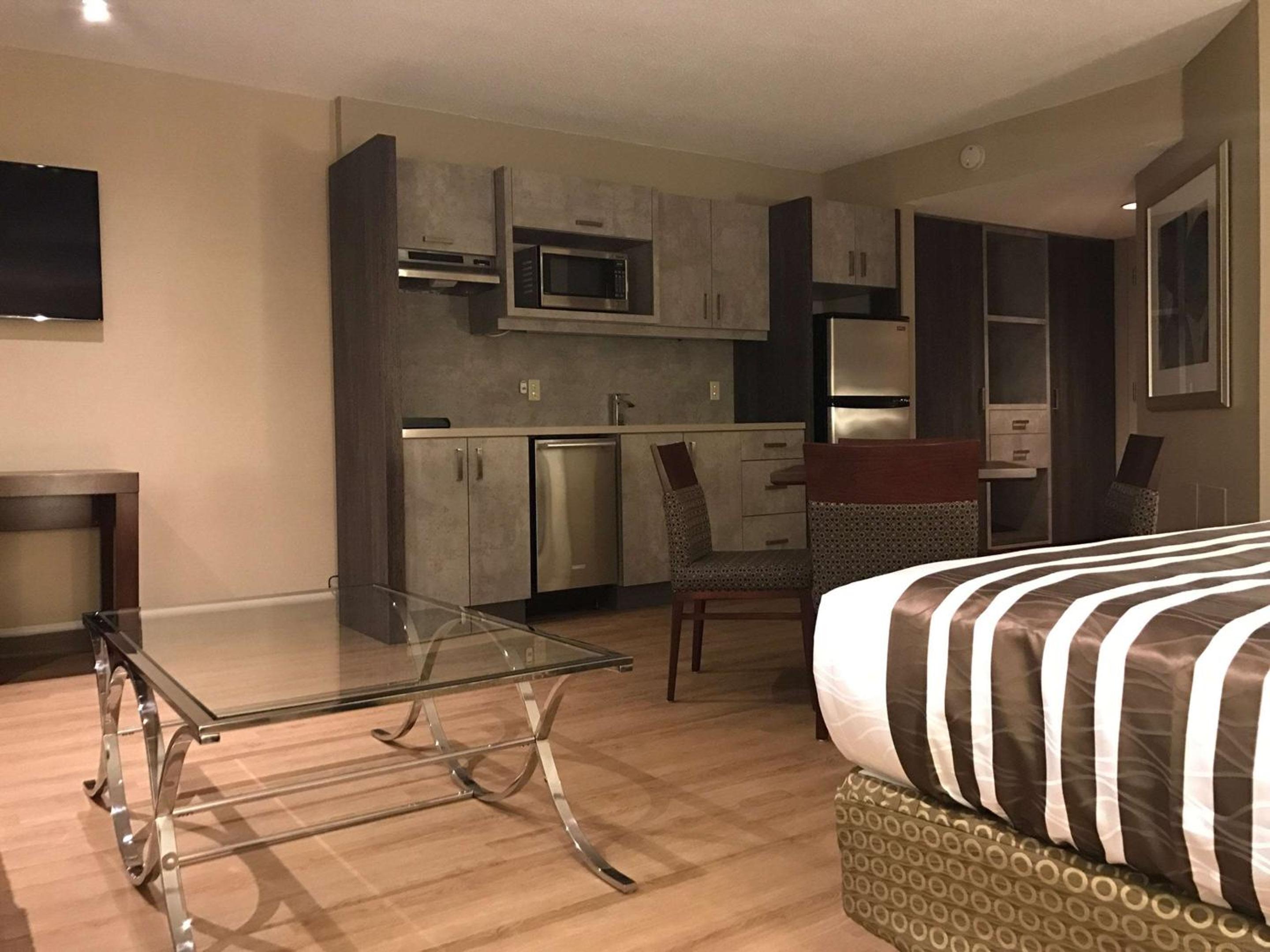 Studio with King Bed, Kitchenette and Shower Only - Non-Smoking