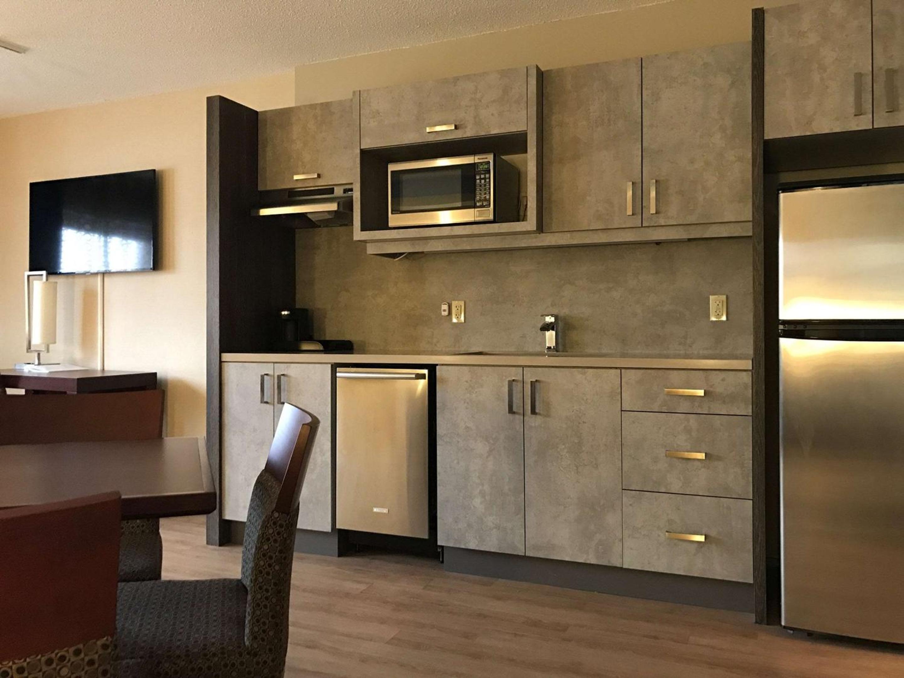 Studio with King Bed, Kitchenette and Shower Only - Non-Smoking