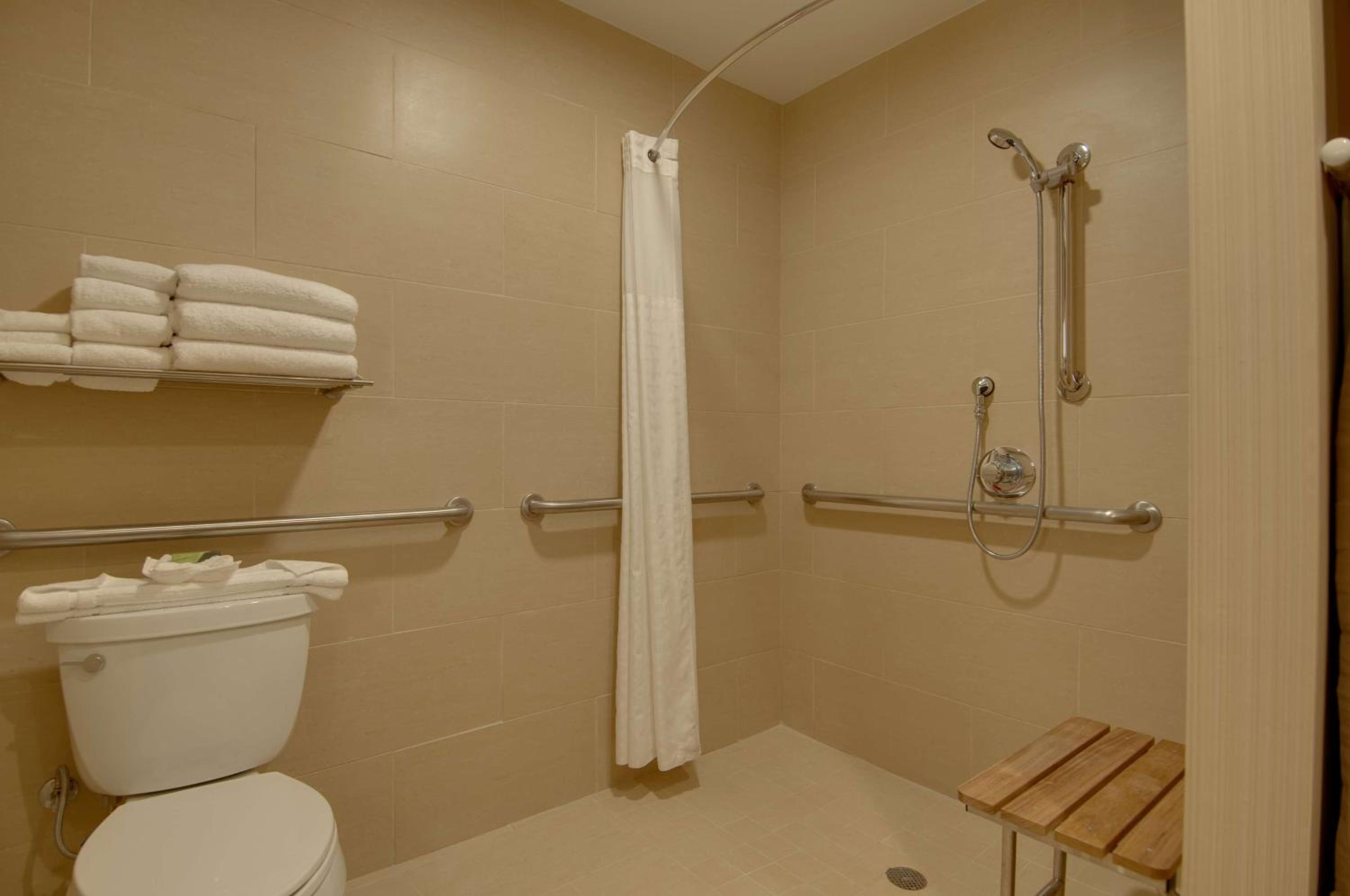 Queen Room with Two Queen Beds and Roll-In Shower - Disability Access/Non-Smoking - Photo 3