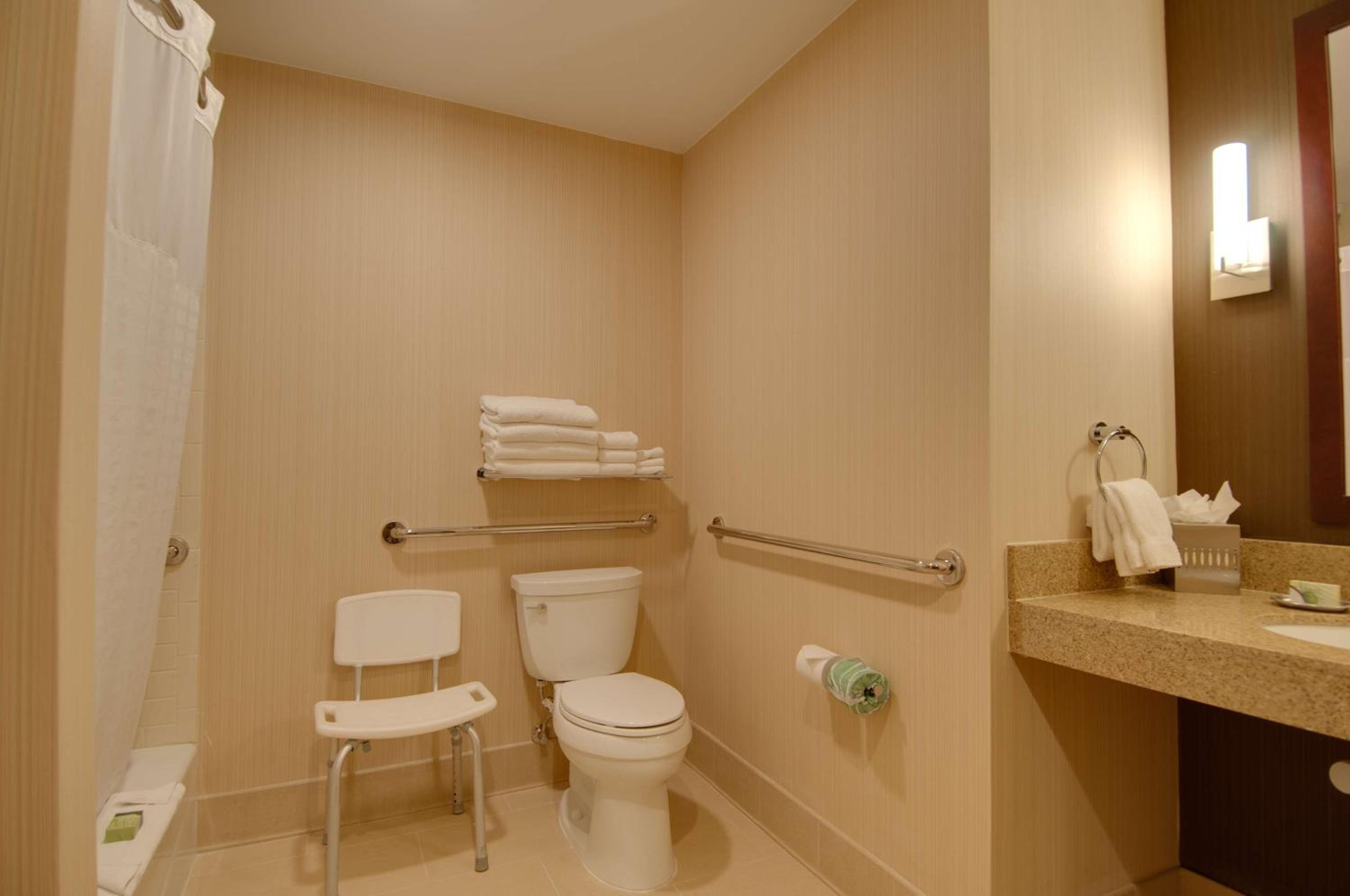 Queen Room - Disability Access Tub - Photo 4