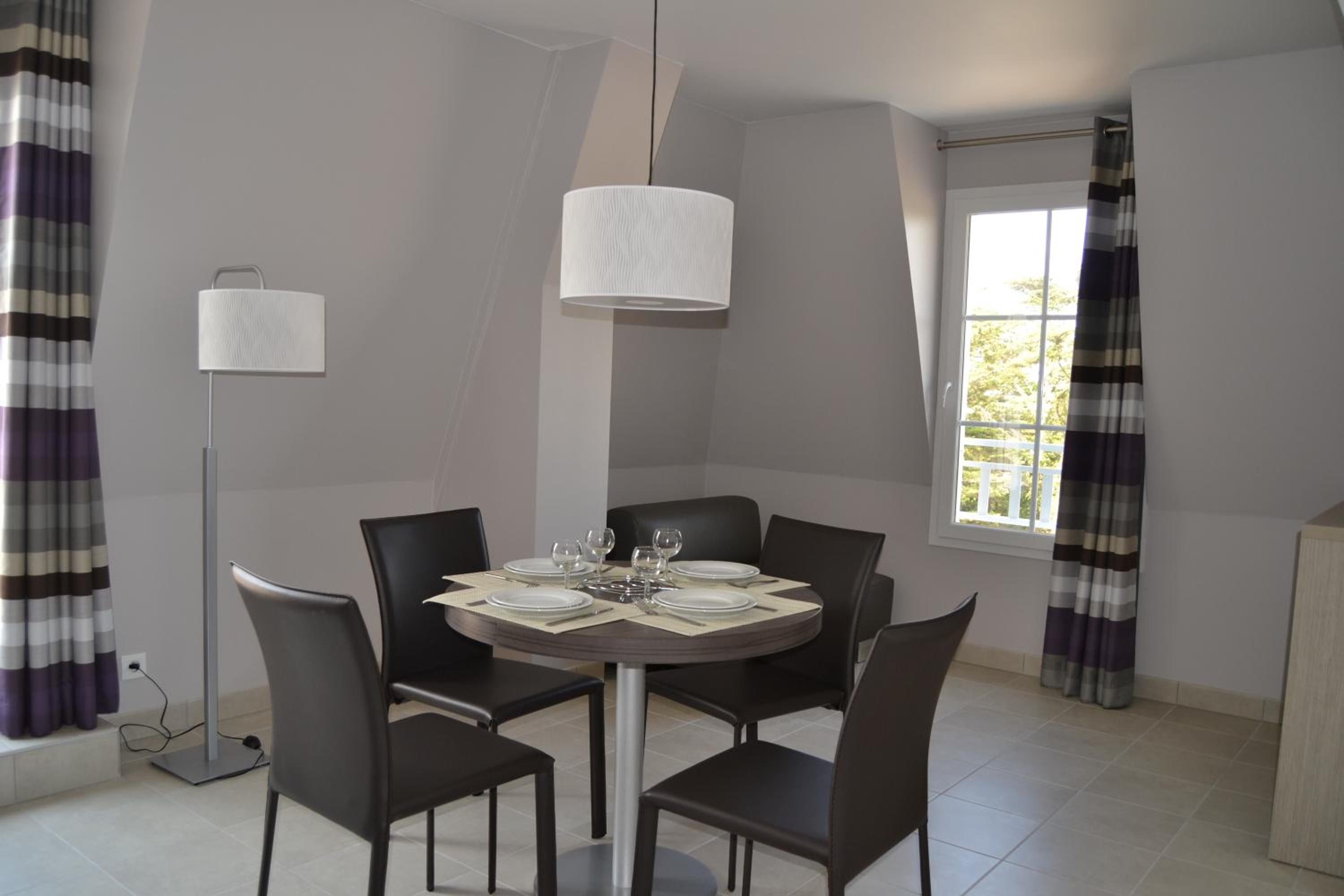 One-Bedroom Apartment with Garden View photo 2