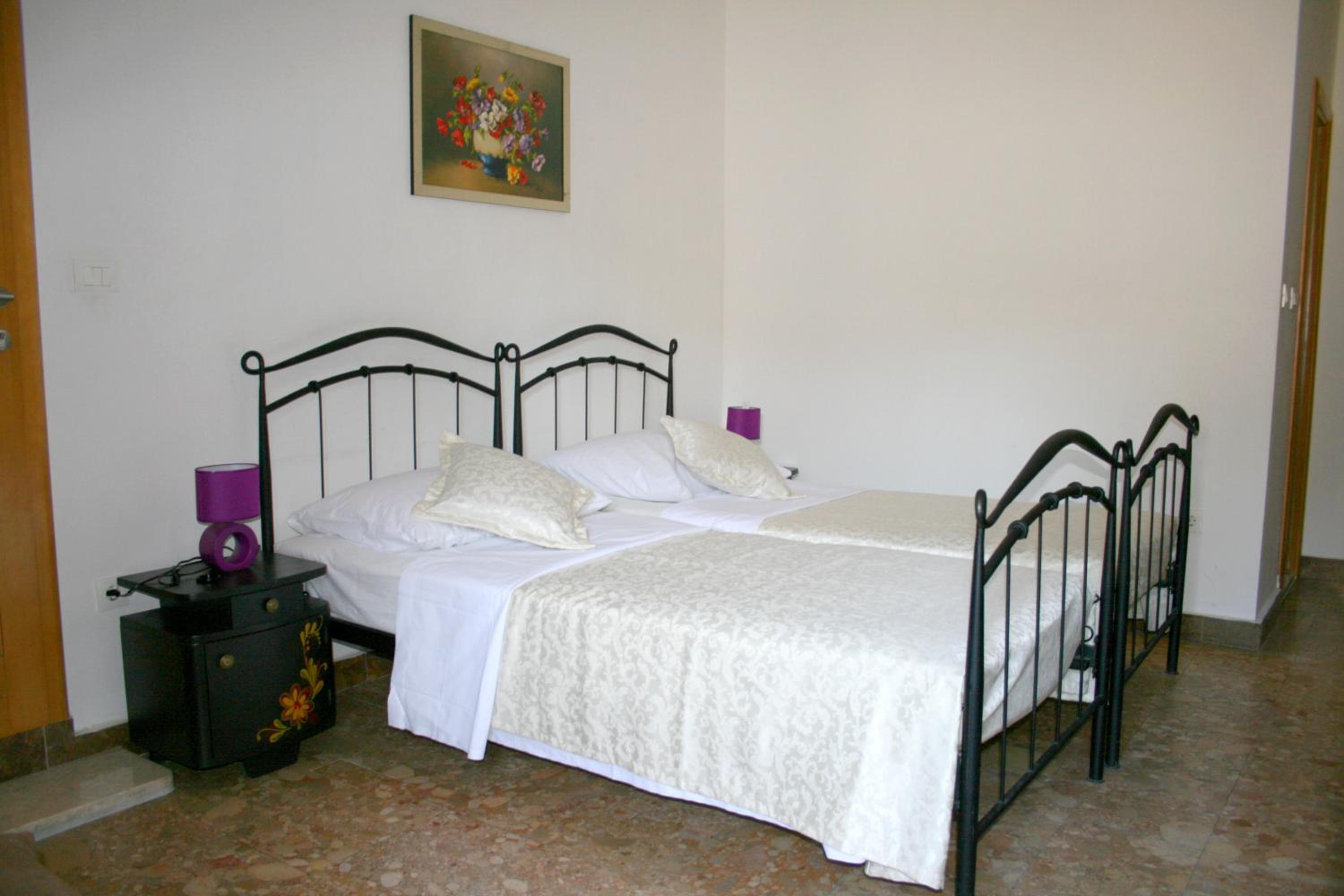 Premium Twin Room - Photo 3
