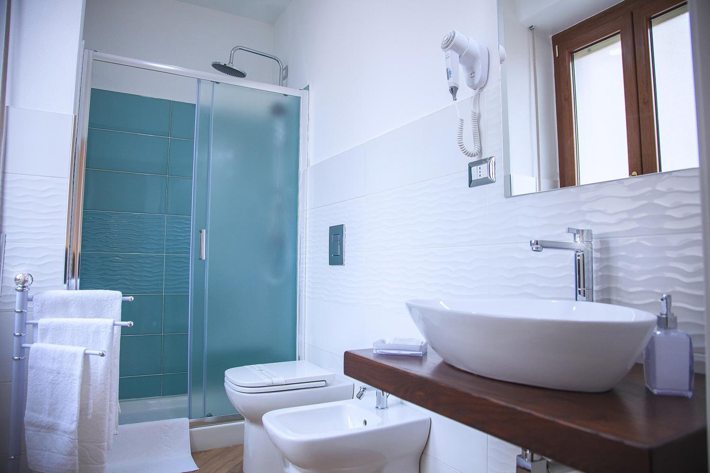 Double Room with Private Bathroom - Photo 12