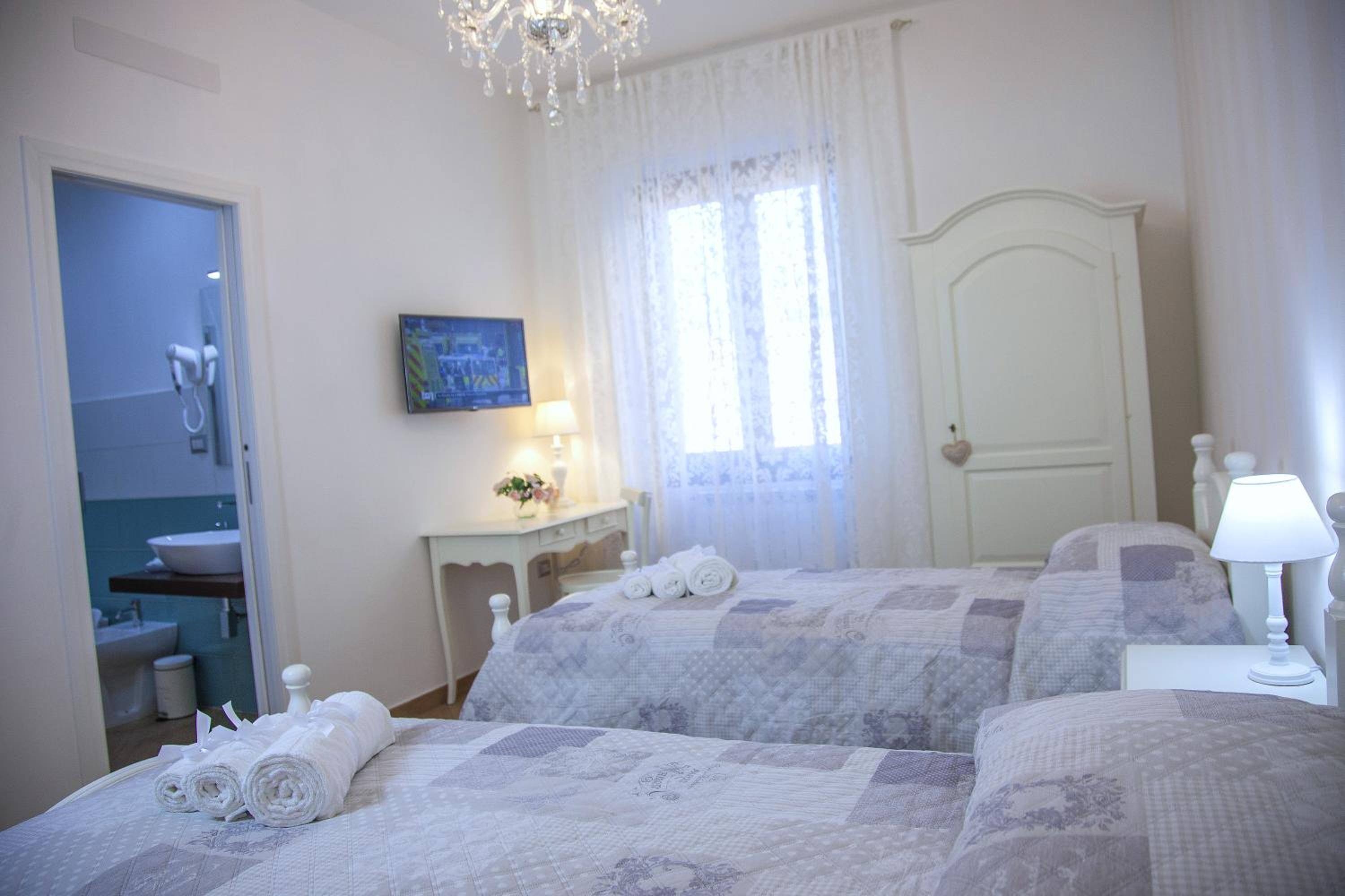 Double or Twin Room - Photo 4