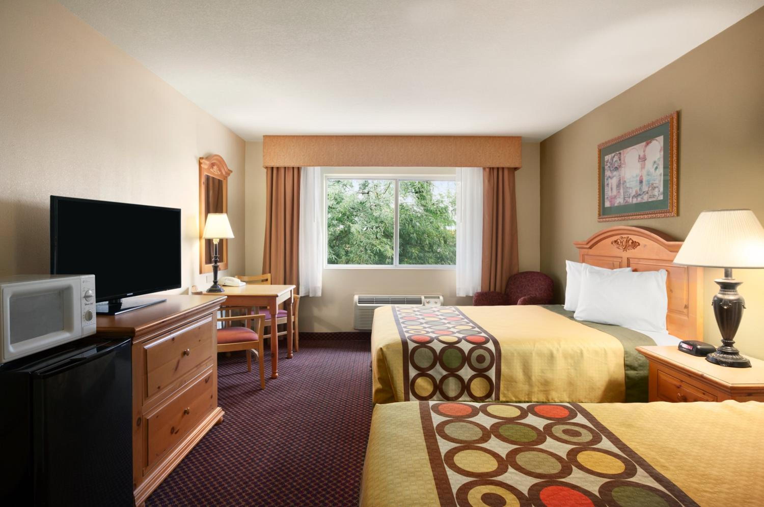 Queen Room with Two Queen Beds - Non-Smoking photo 2