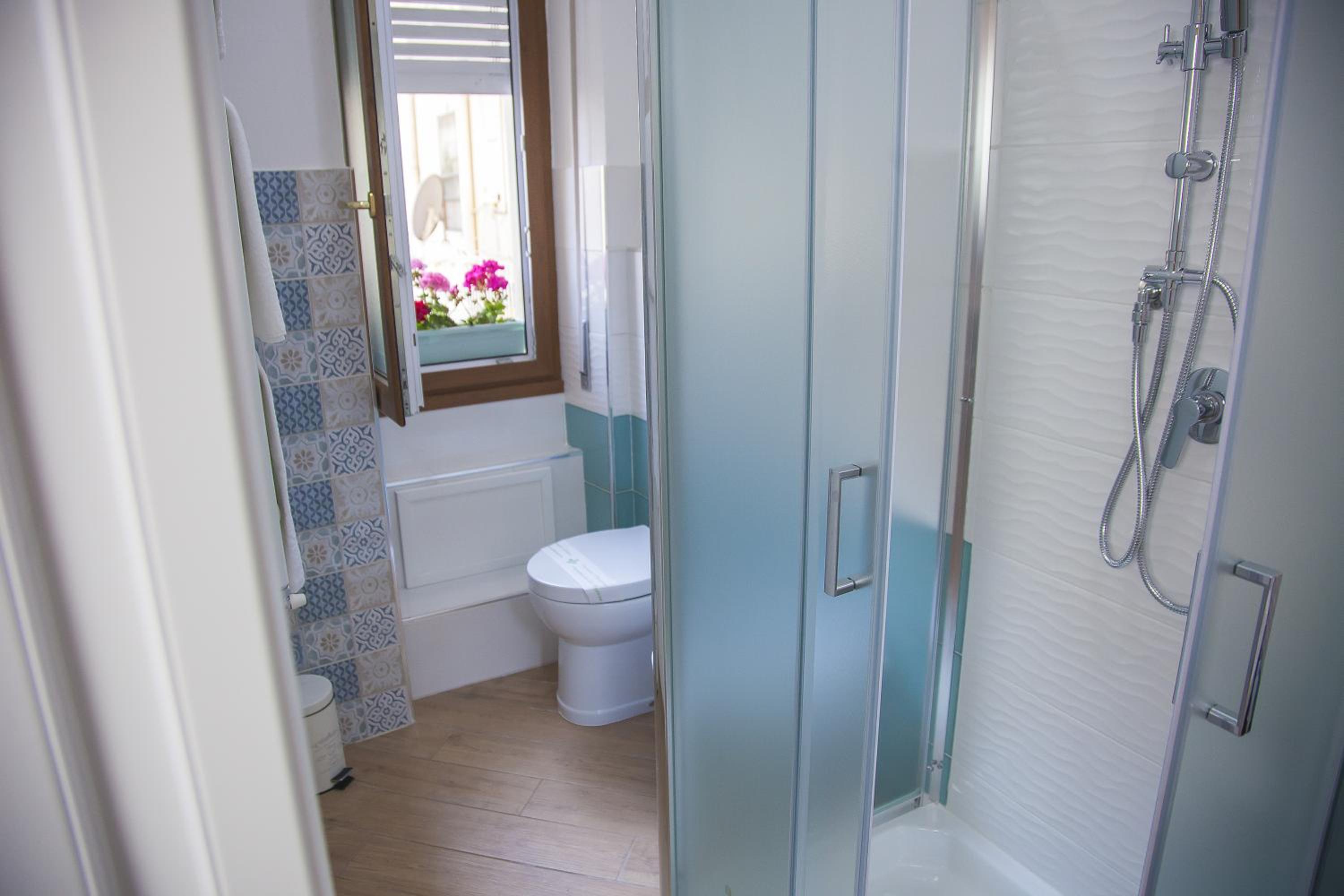 Double Room with Private Bathroom - Photo 5
