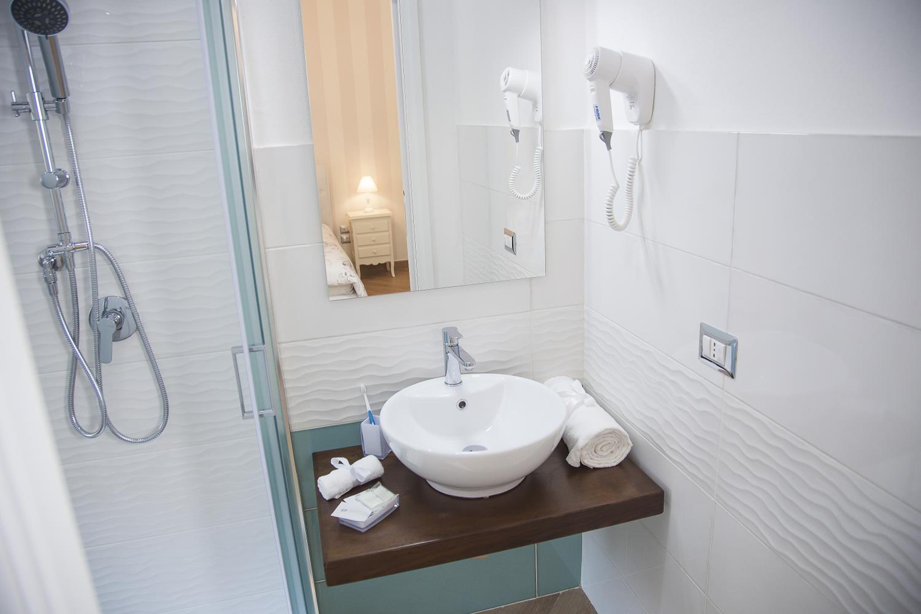 Double Room with Private Bathroom - Photo 6