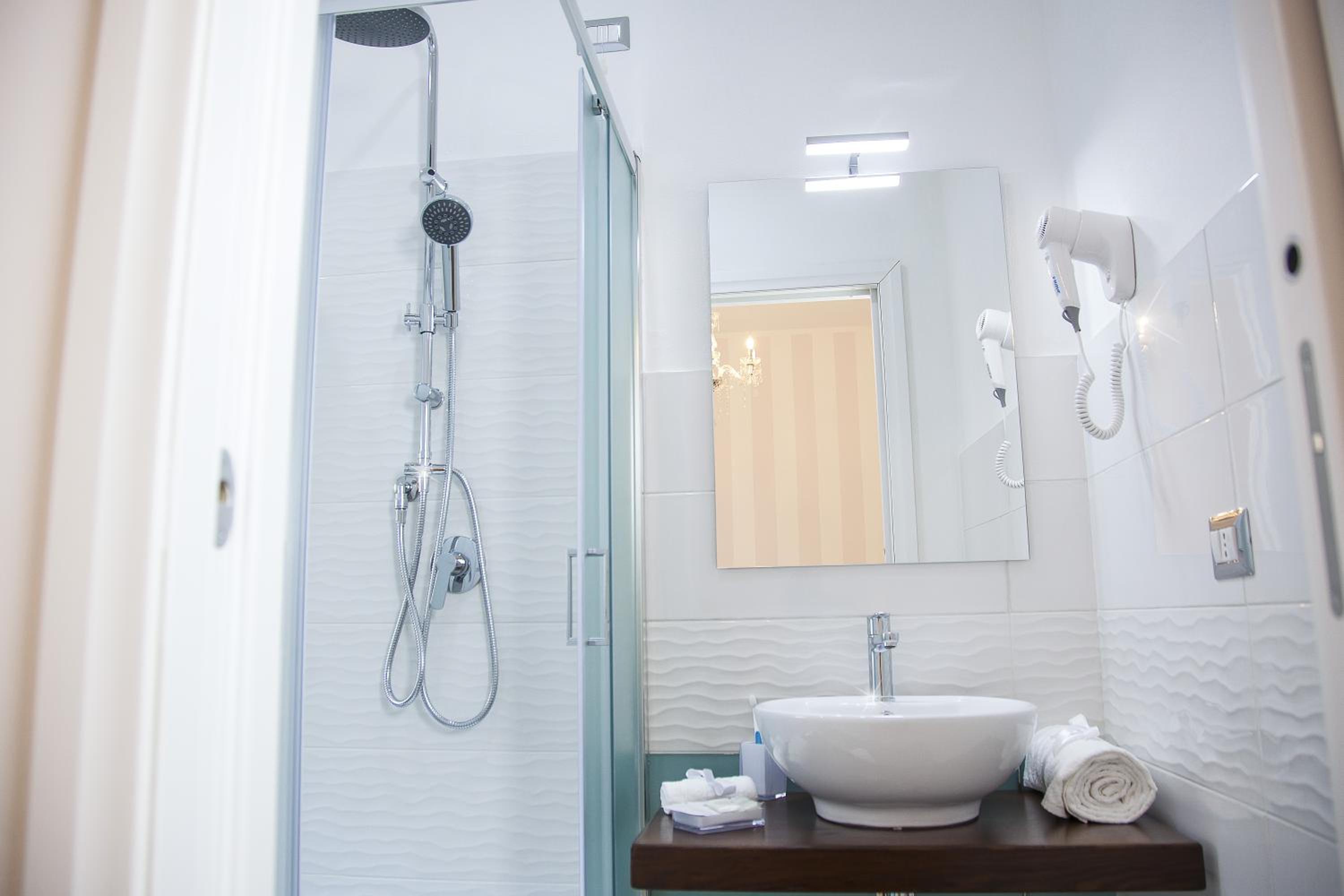 Double Room with Private Bathroom - Photo 10