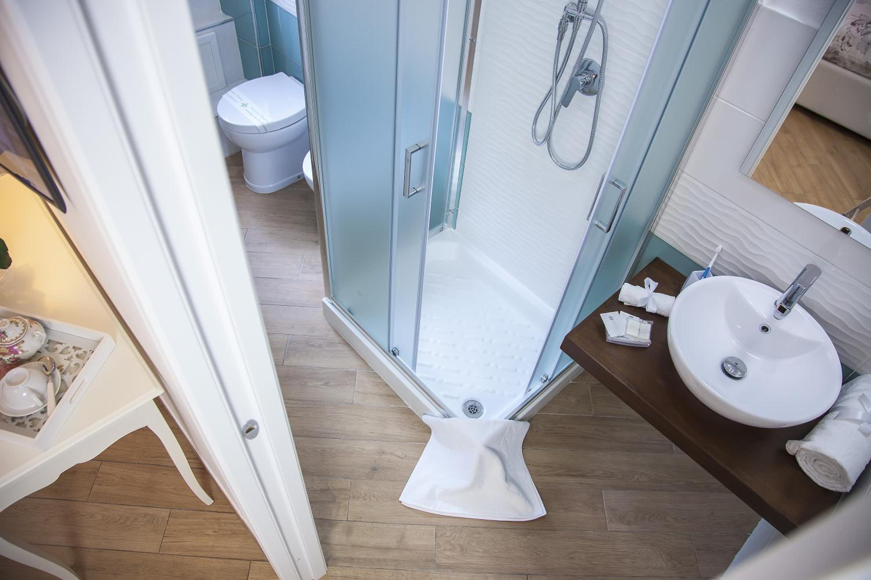 Double Room with Private Bathroom - Photo 18
