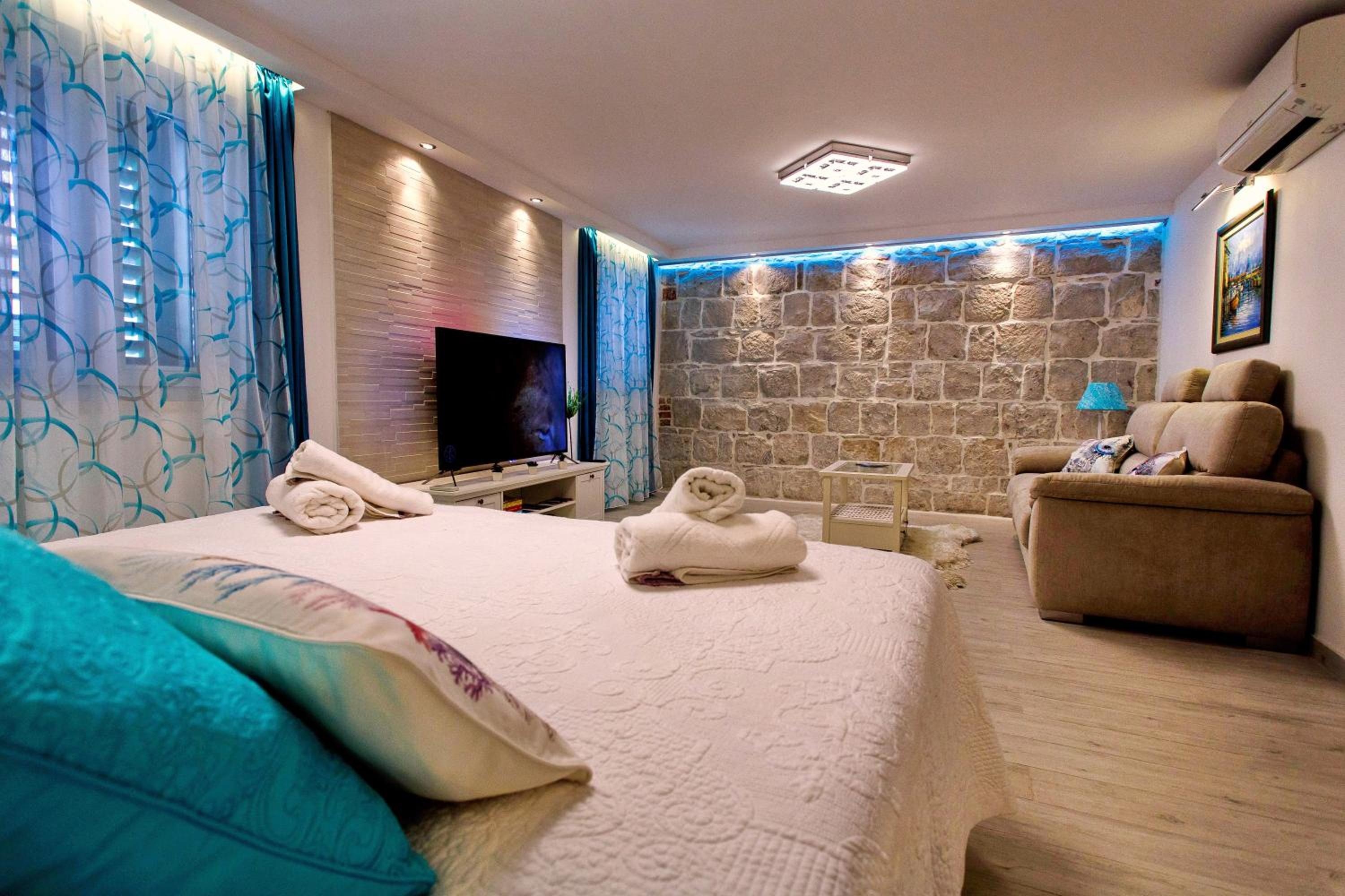 Luxury King Room with Terrace - Photo 7
