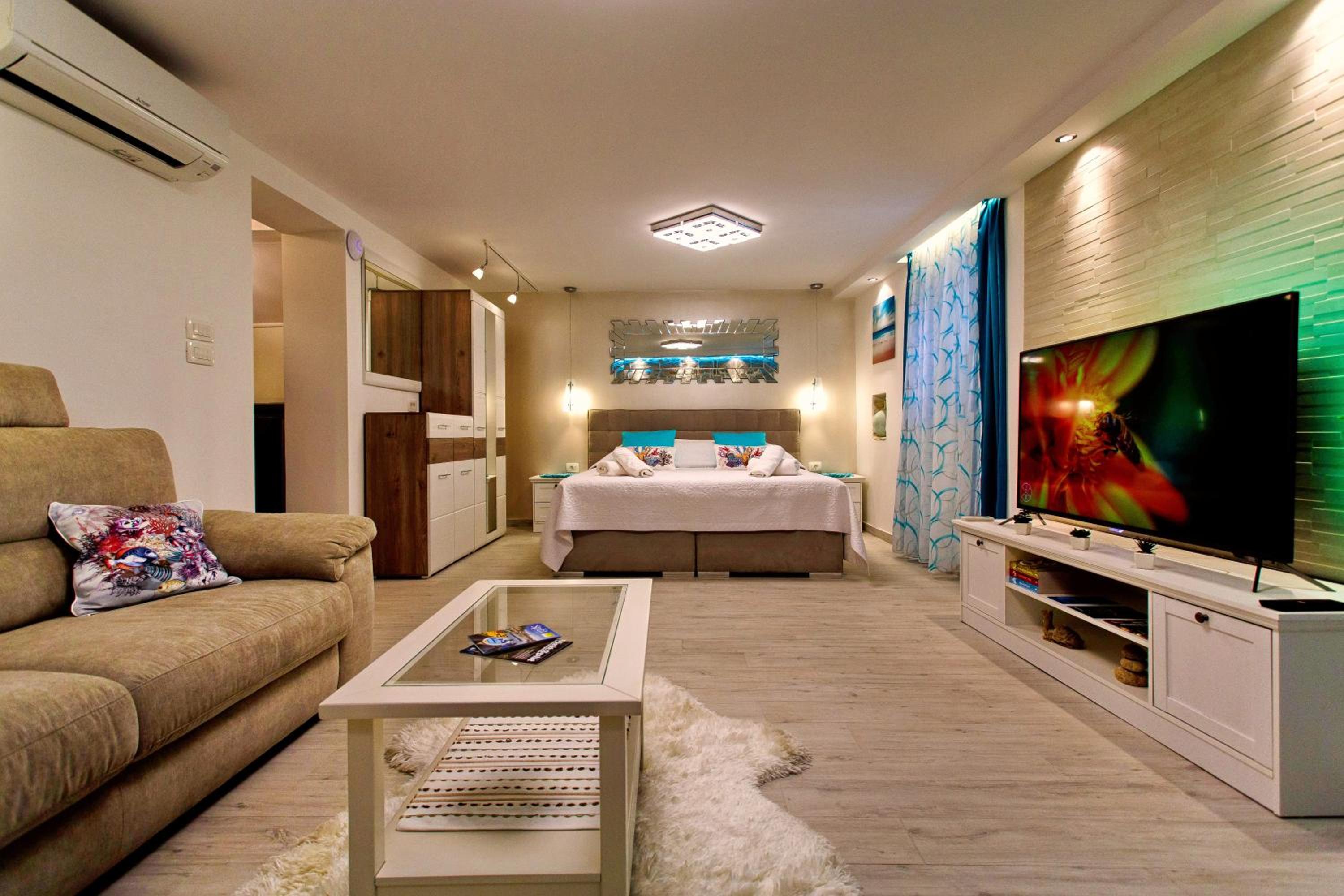 Luxury King Room with Terrace - Photo 16