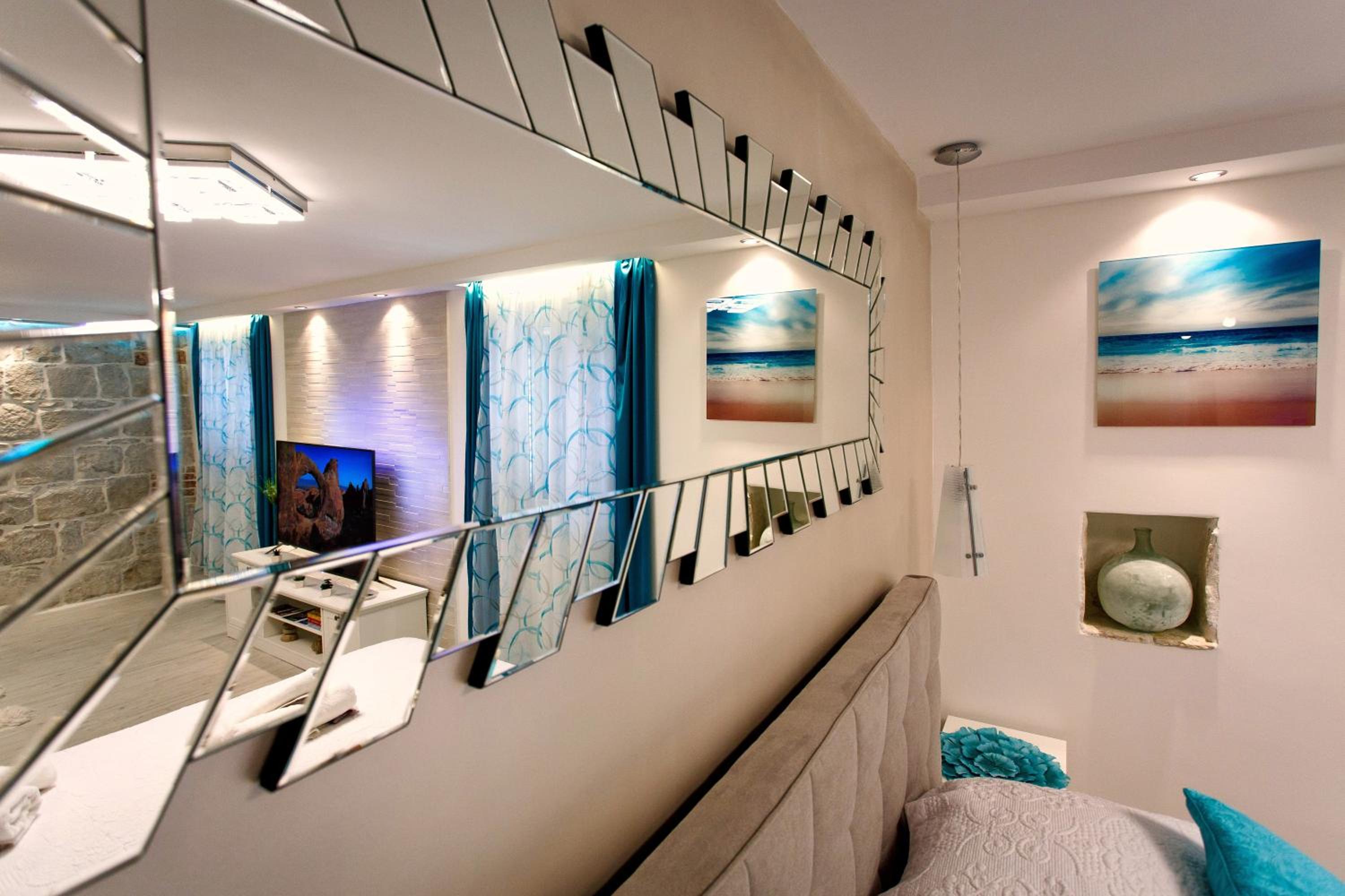 Luxury King Room with Terrace - Photo 12