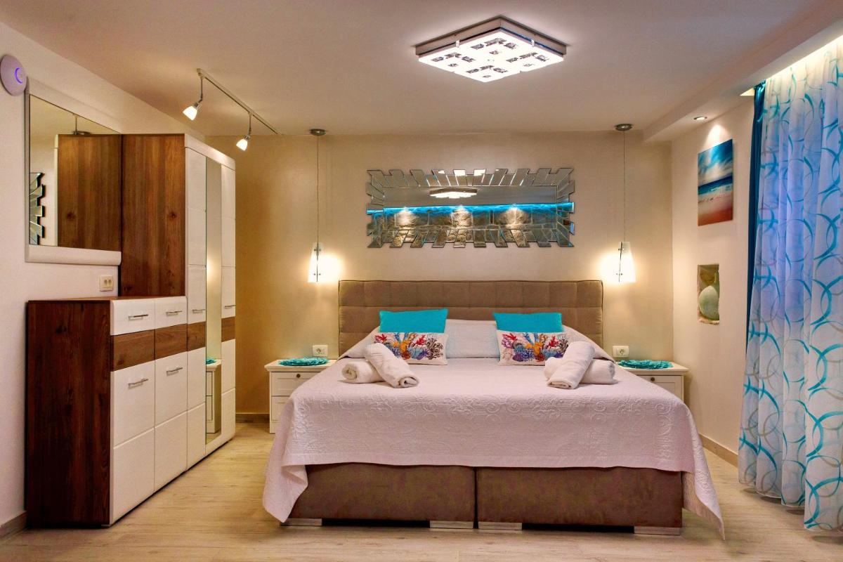 Luxury King Room with Terrace - Photo 14