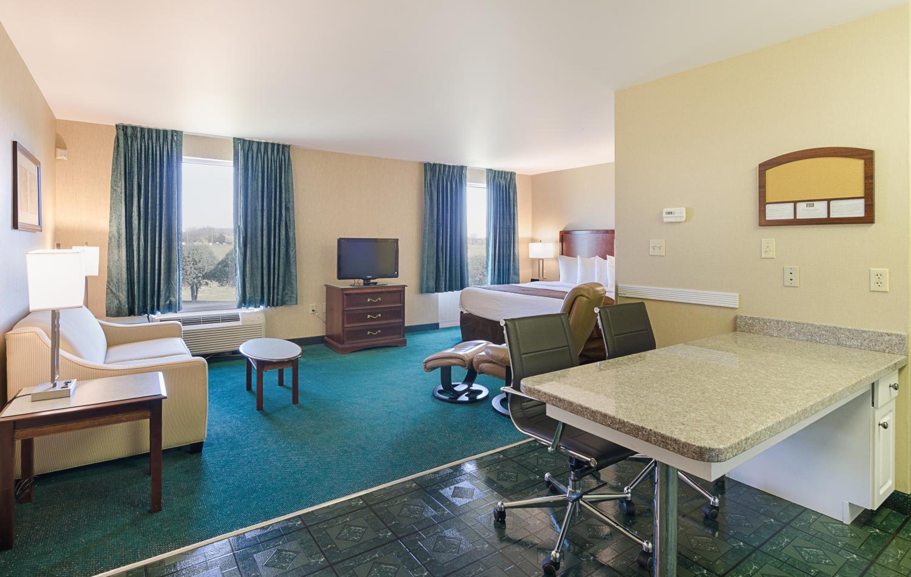 King Suite - Non-Smoking - Photo 2