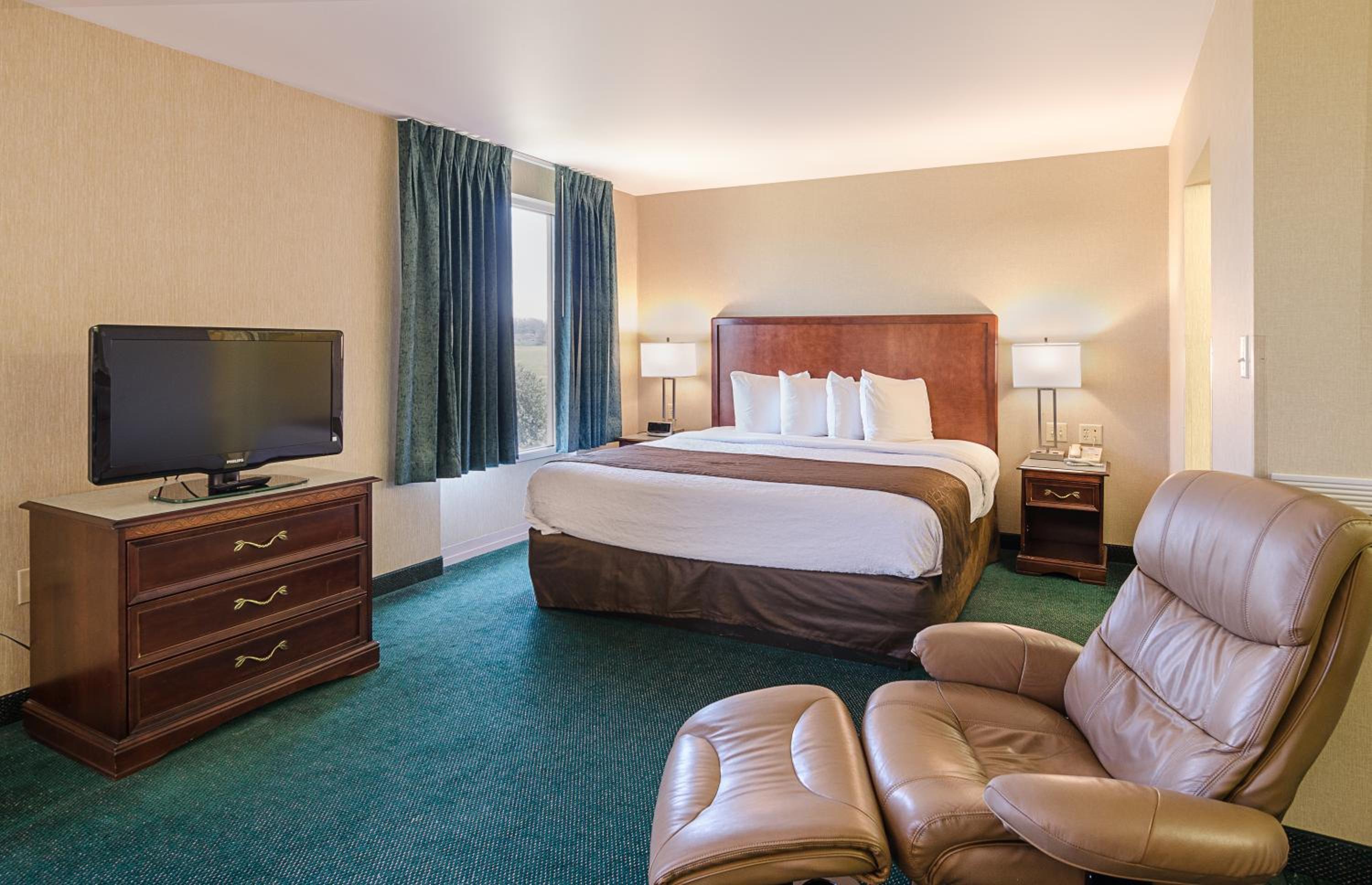 King Suite - Non-Smoking - Photo 3