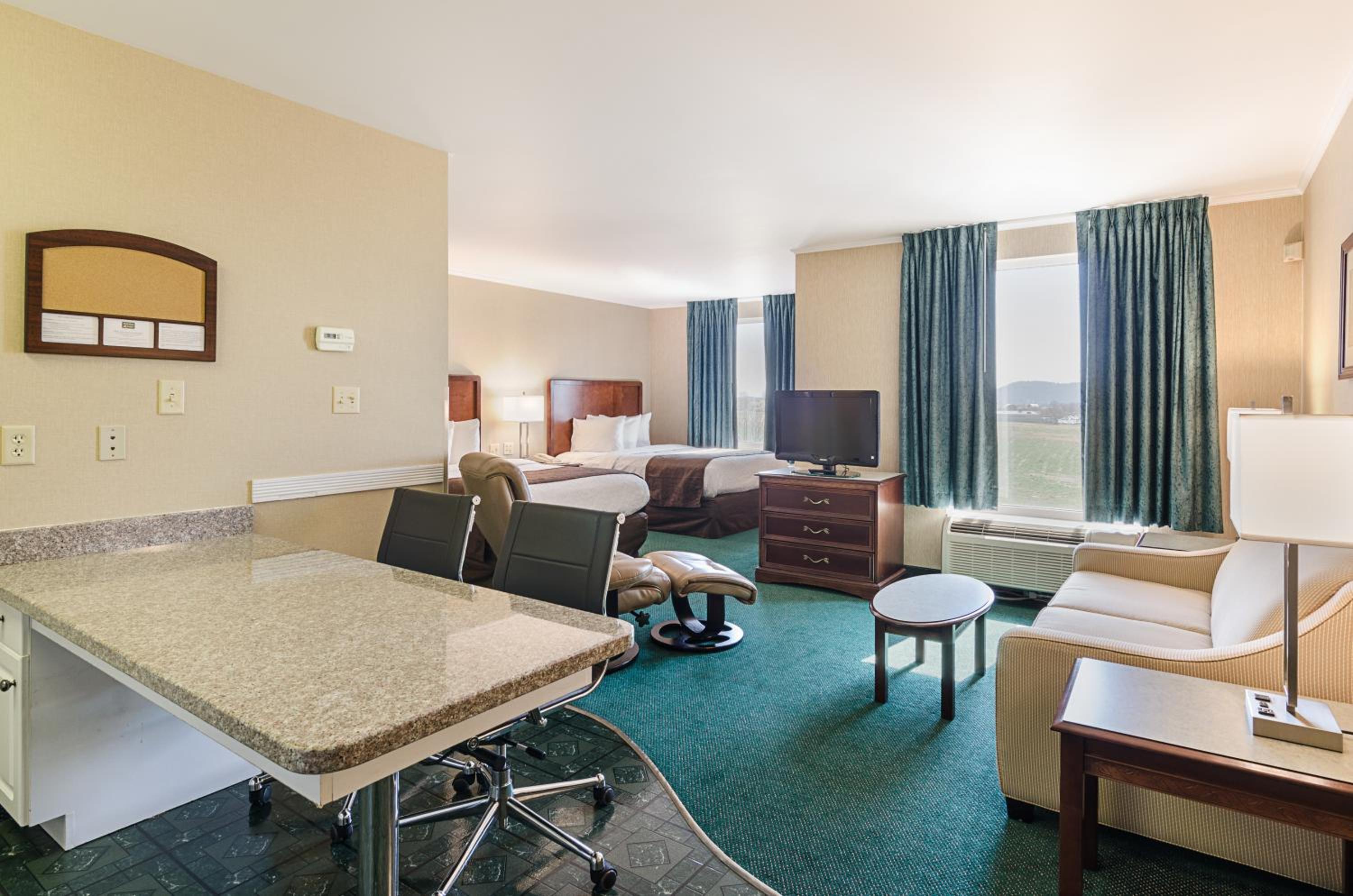 Queen Suite with Two Queen Beds and  Sofa Bed - Non-Smoking - Photo 4