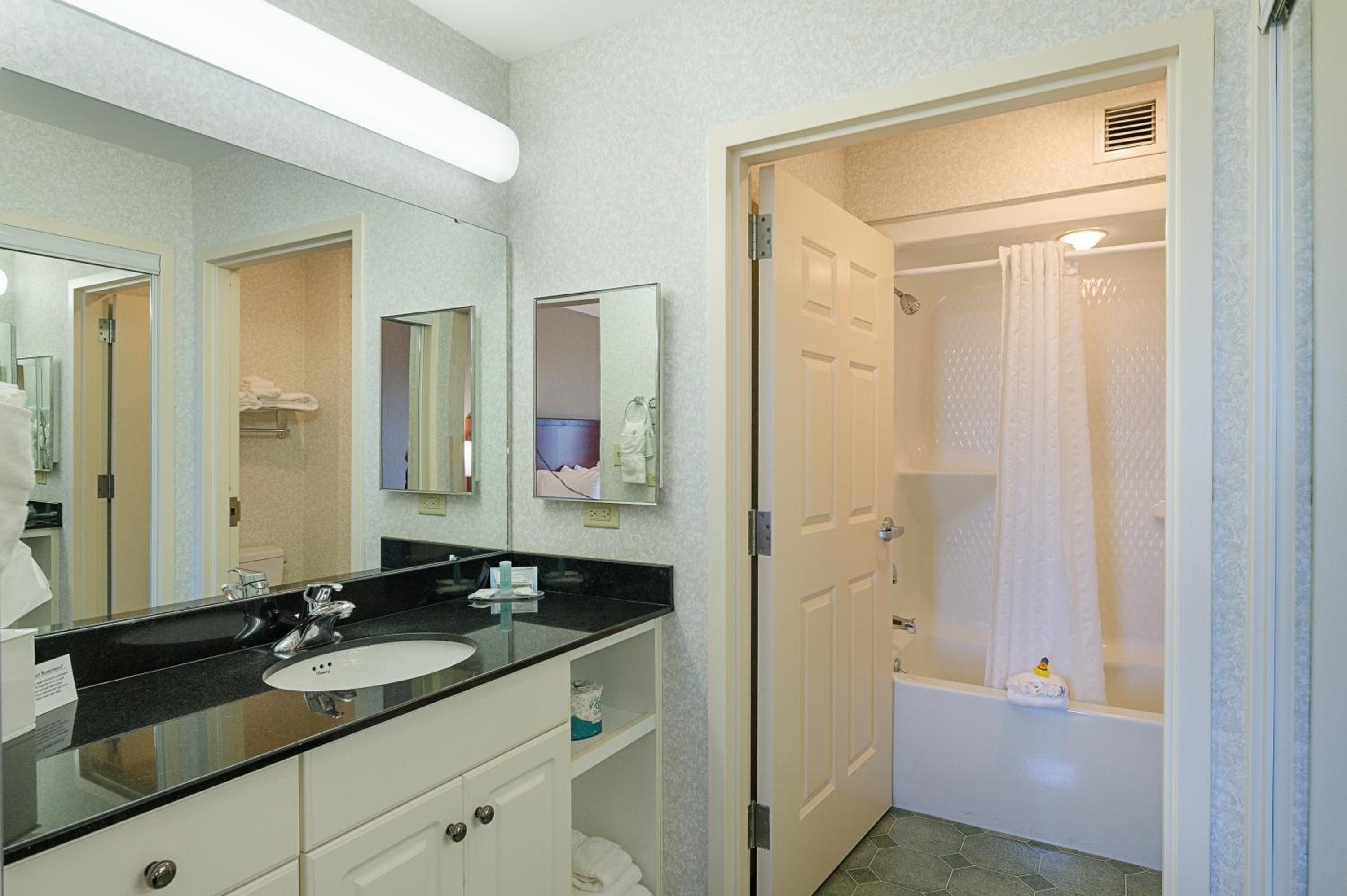 One-Bedroom King Suite - Non-Smoking - Photo 2