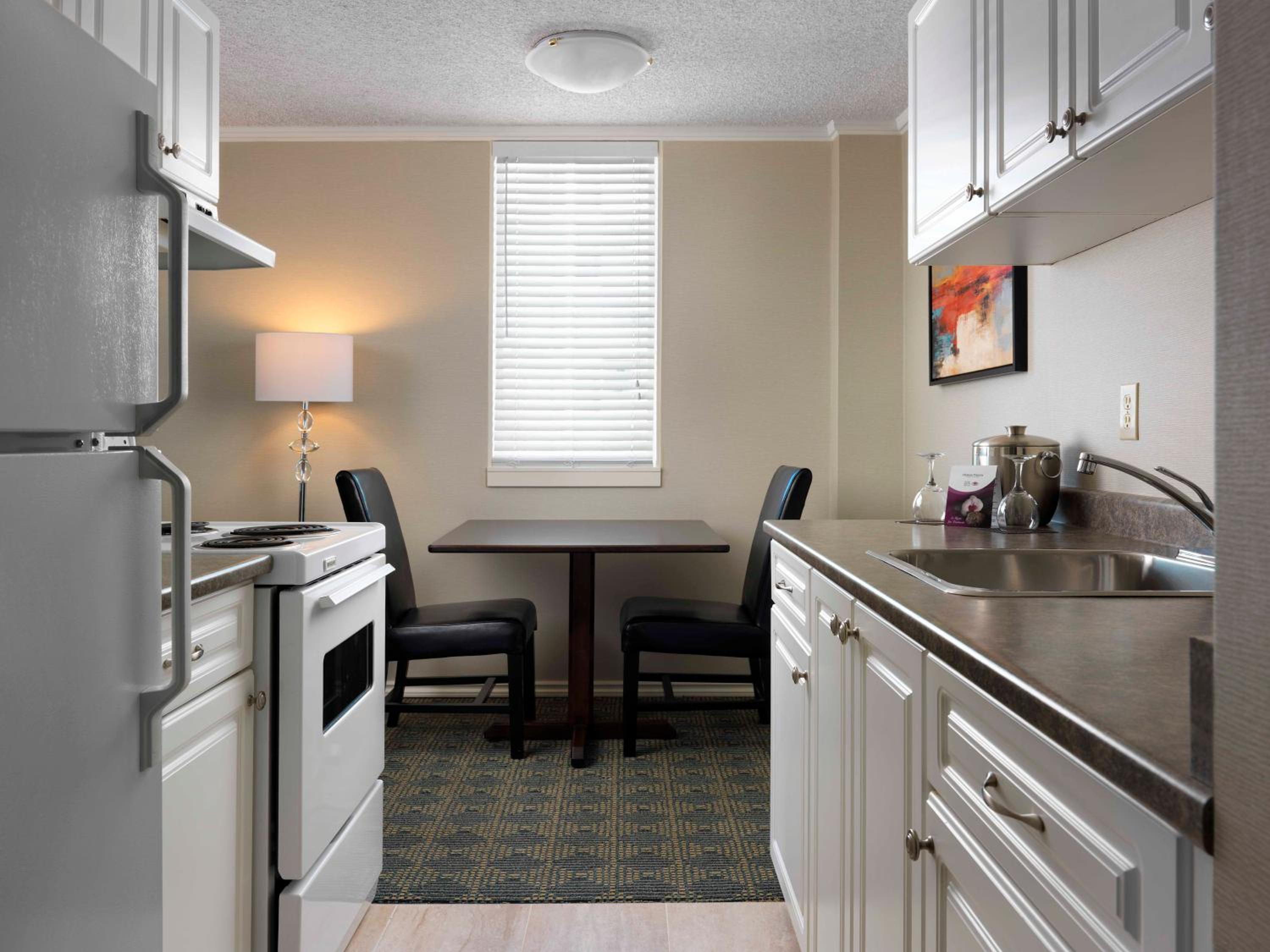 Deluxe Queen Suite - Photo 4