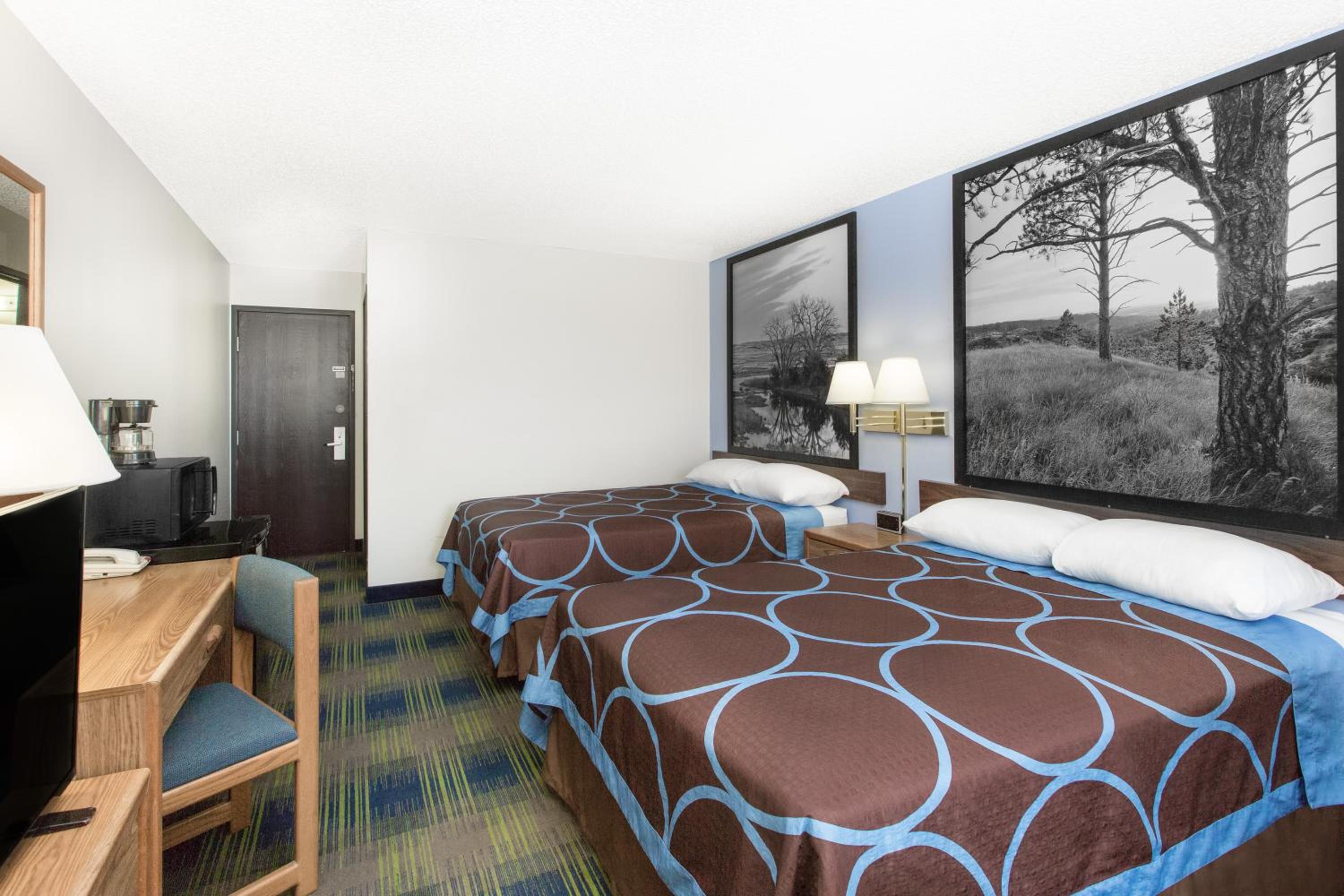 Queen Room with Two Queen Beds - Non-Smoking - Photo 2