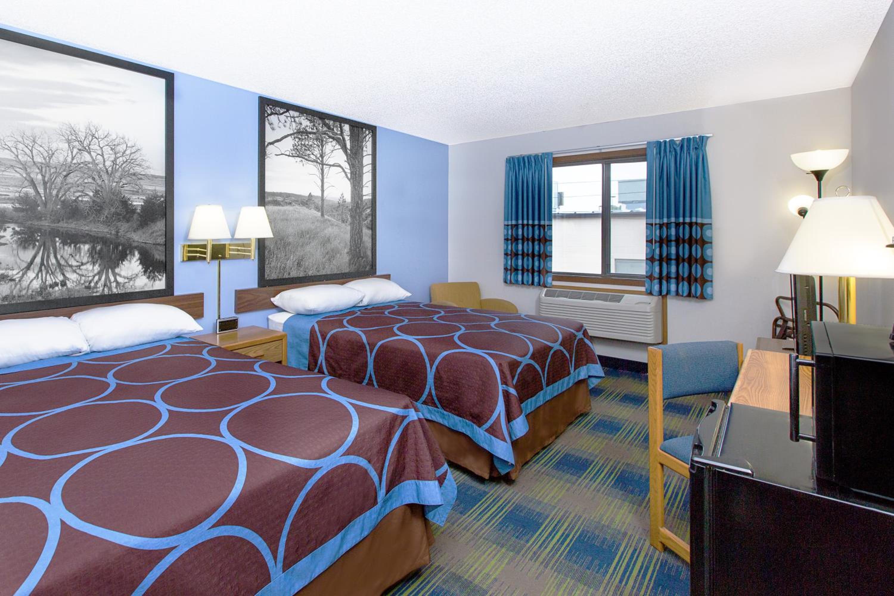 Queen Room with Two Queen Beds - Non-Smoking - Photo 3