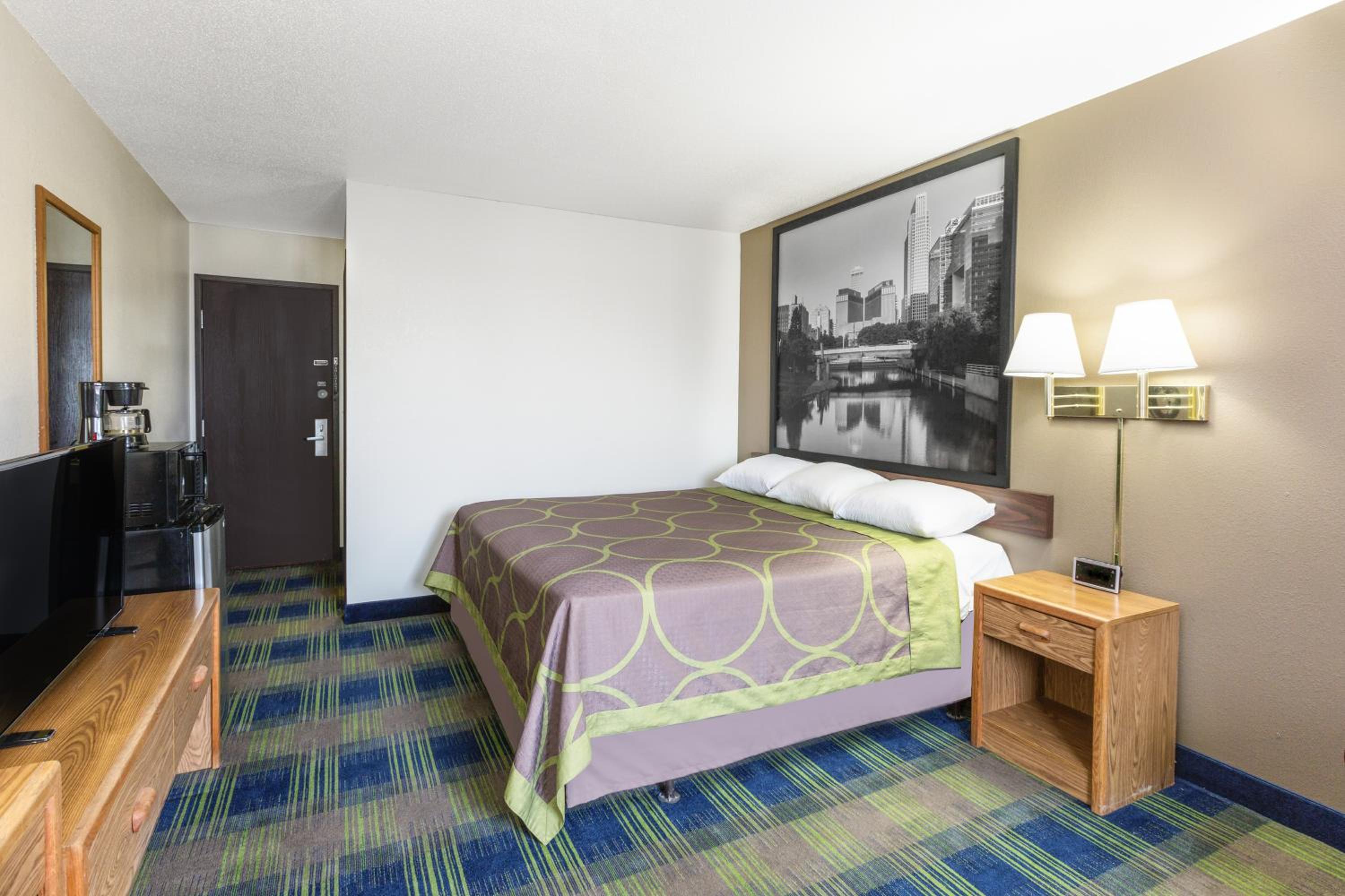 King Room - Non-Smoking - Photo 2