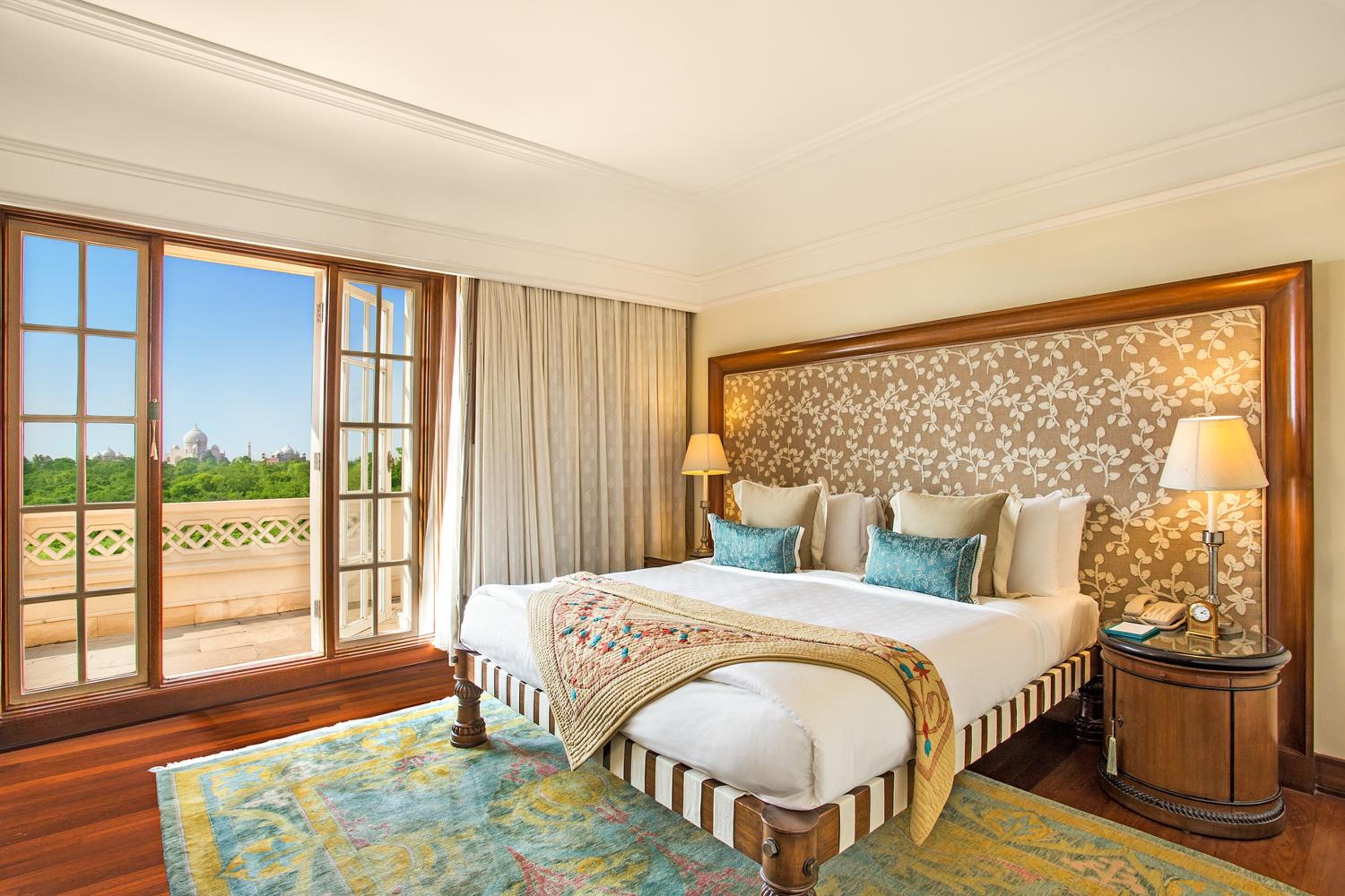 Deluxe Suite With Balcony And Taj Mahal View