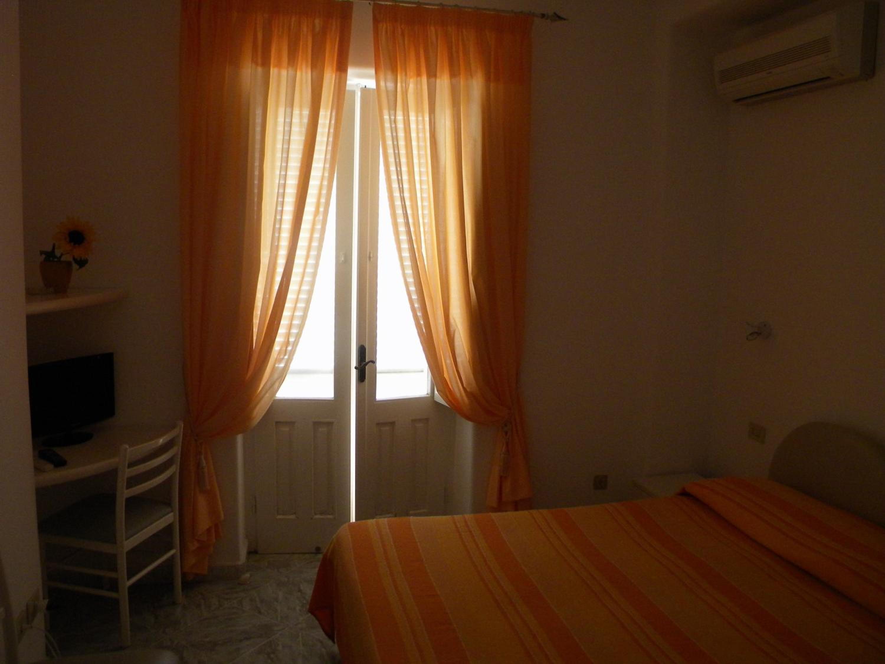 Double Room with Balcony - Photo 8