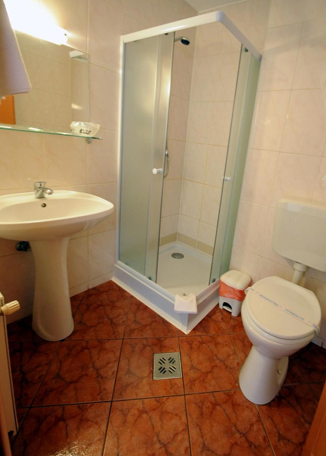 Twin Room - Photo 5