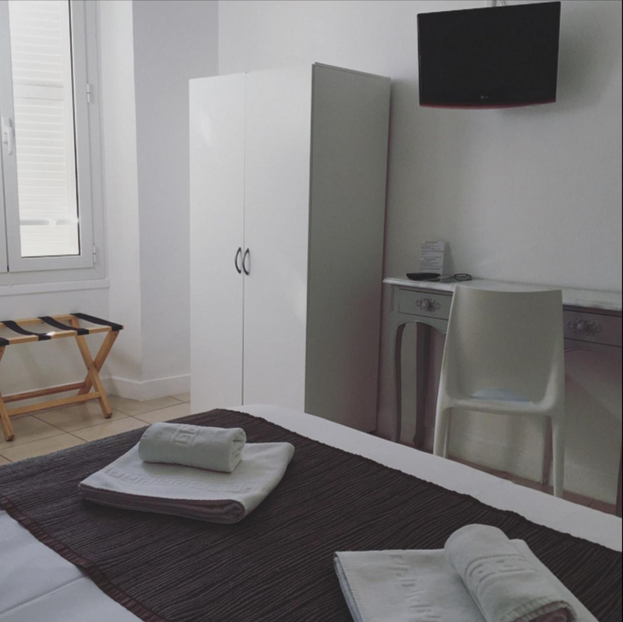 Double Room - Photo 8