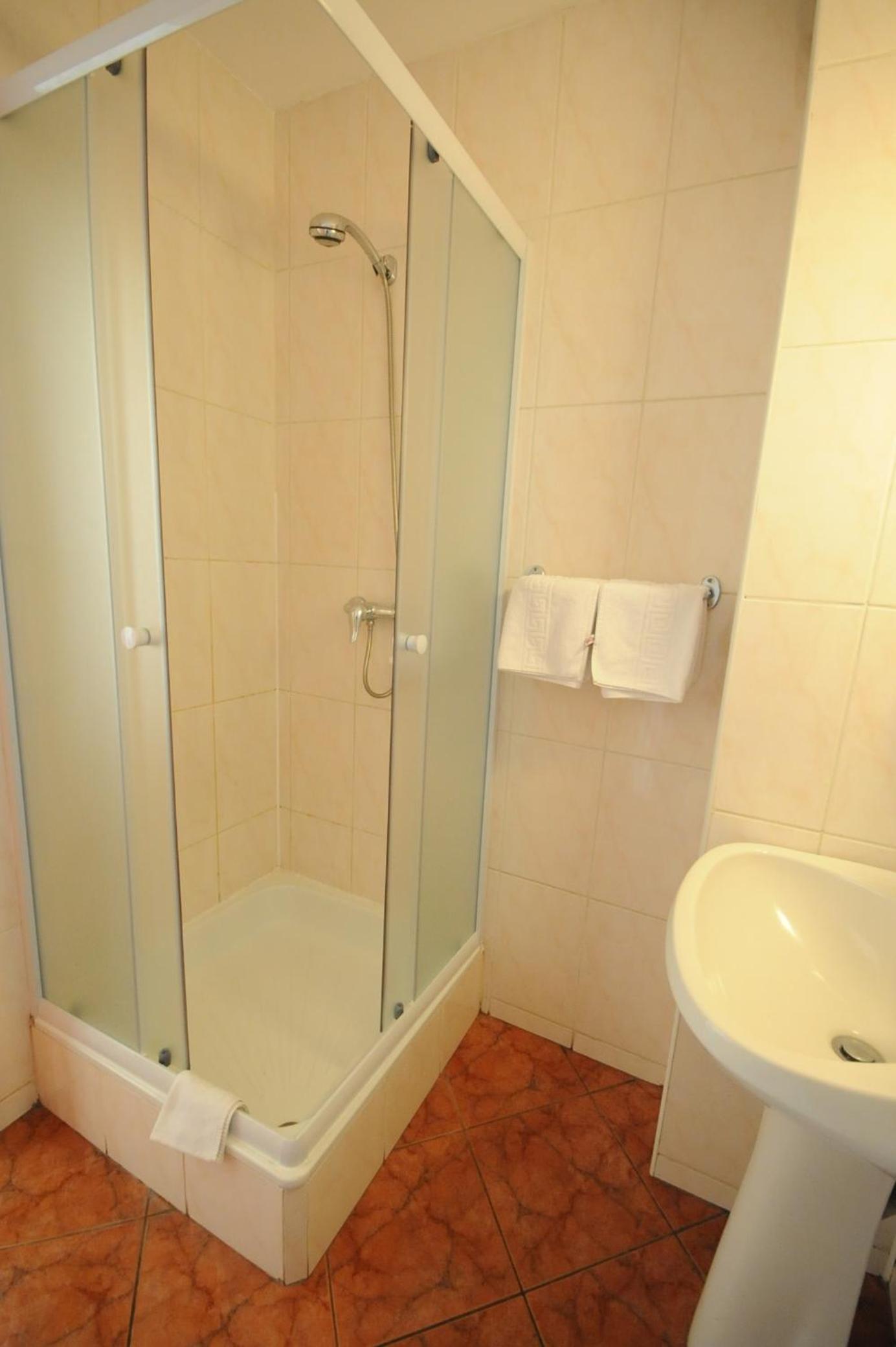 Twin Room - Photo 6