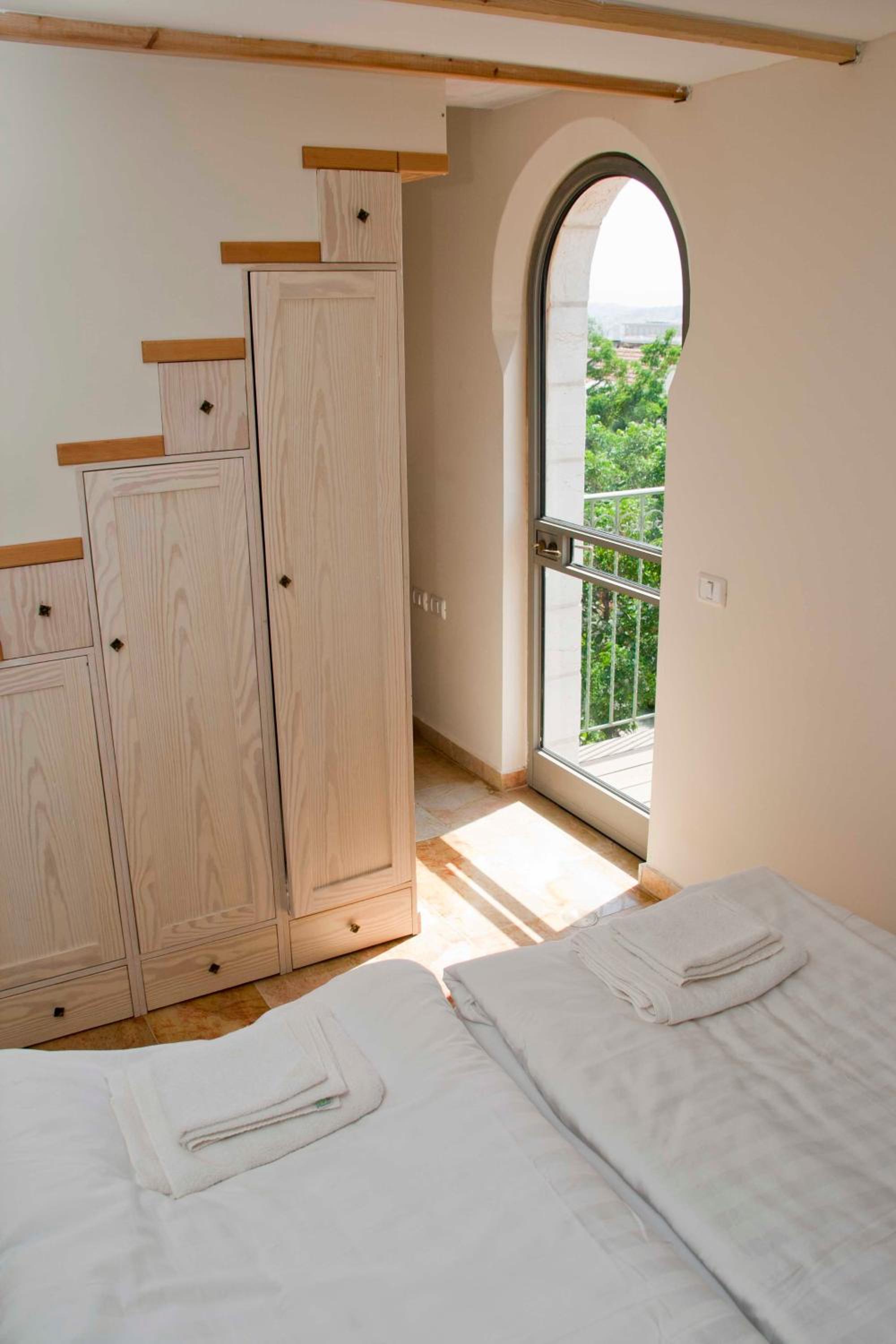 Family Studio with Mezzanine and Balcony - Photo 9