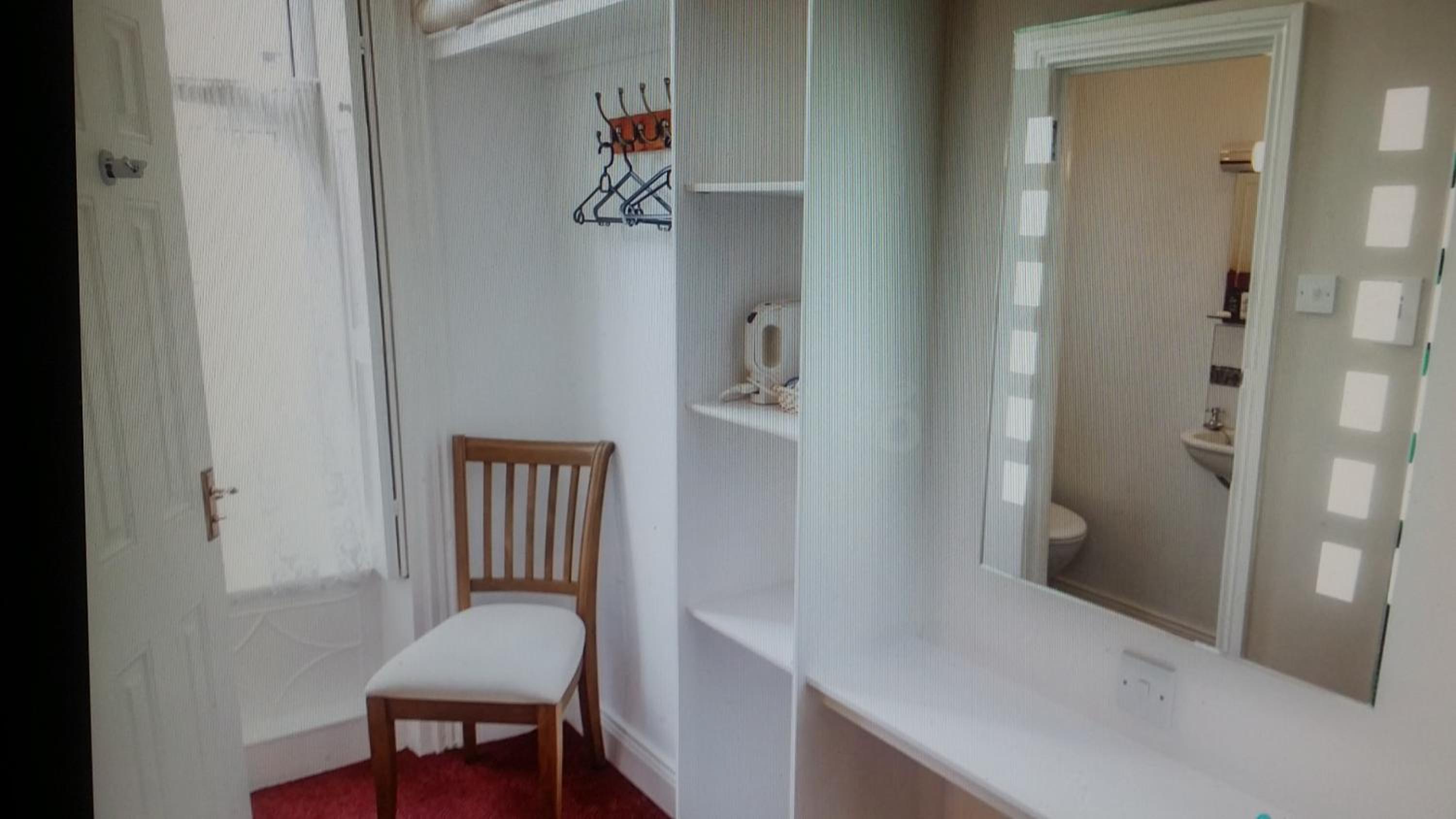 Twin Room with Private Bathroom photo 1