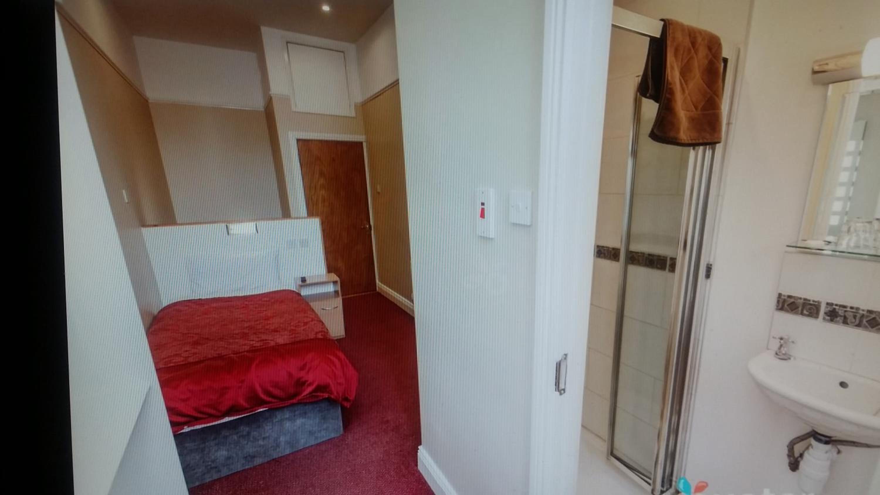 Twin Room with Private Bathroom photo 3