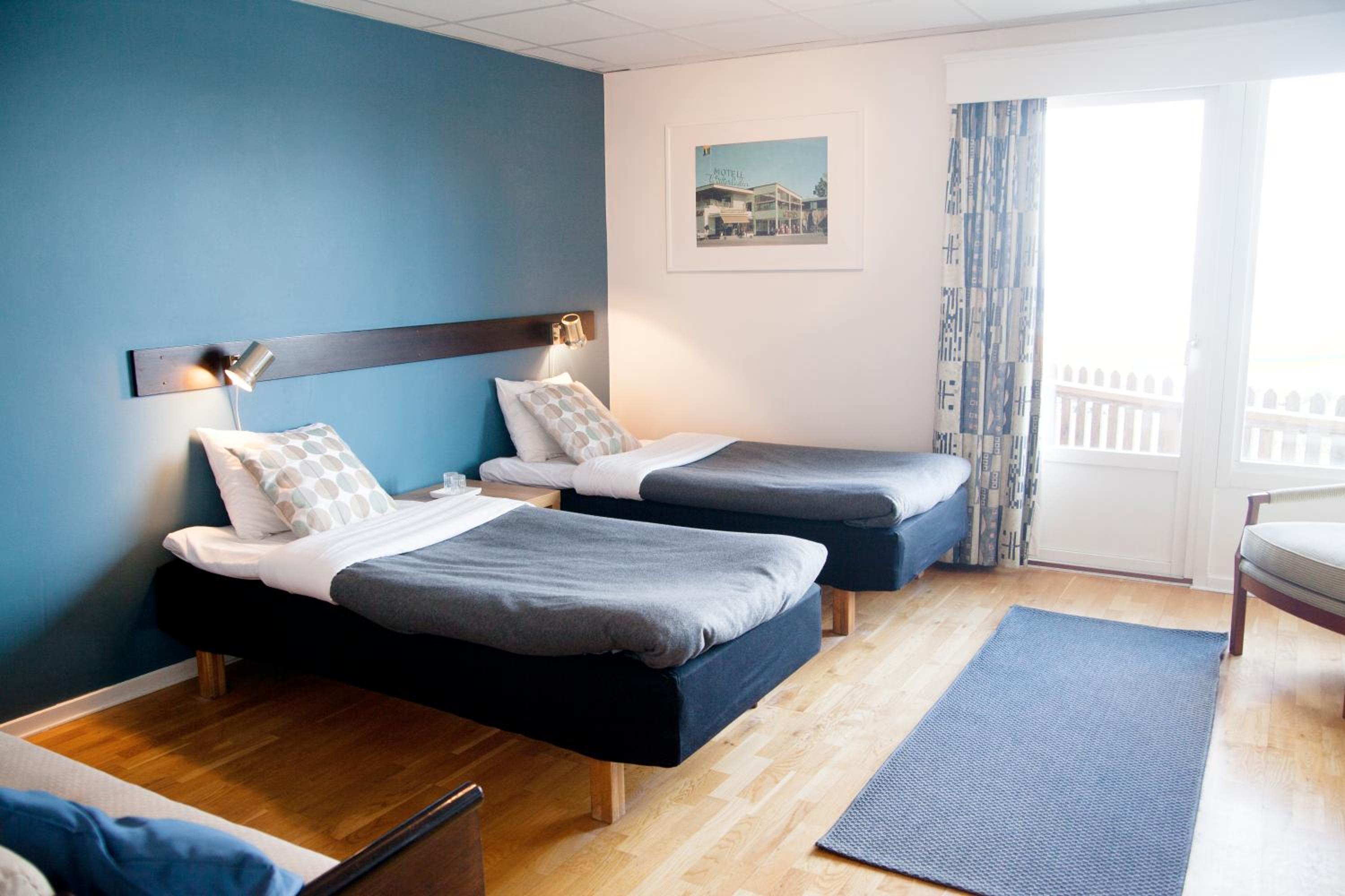 Hotel Room - Photo 4