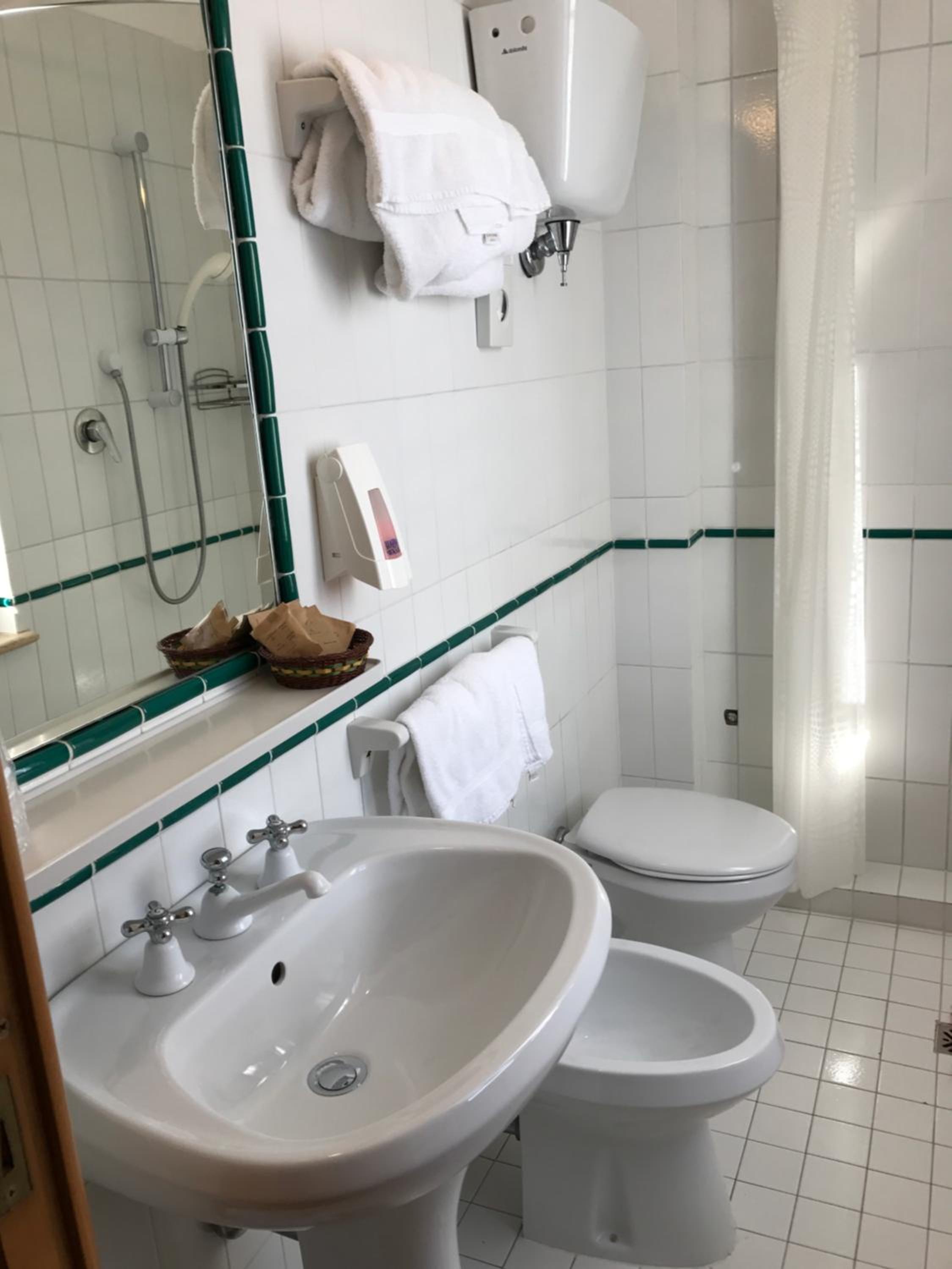 Standard Double or Twin Room - Photo 3