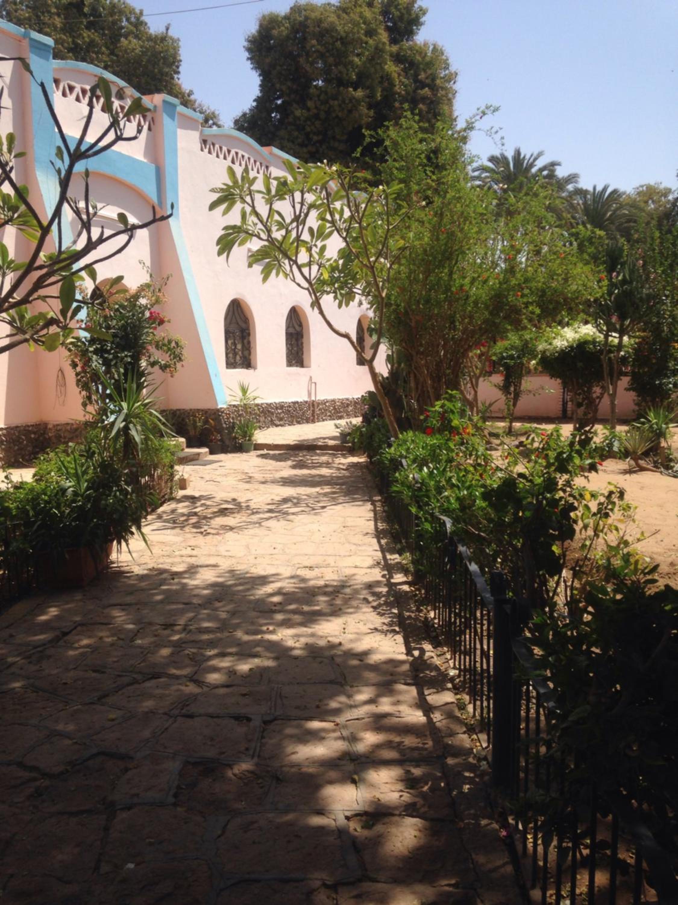 Deluxe Double Room with Private Bathroom With Garden View - Photo 19