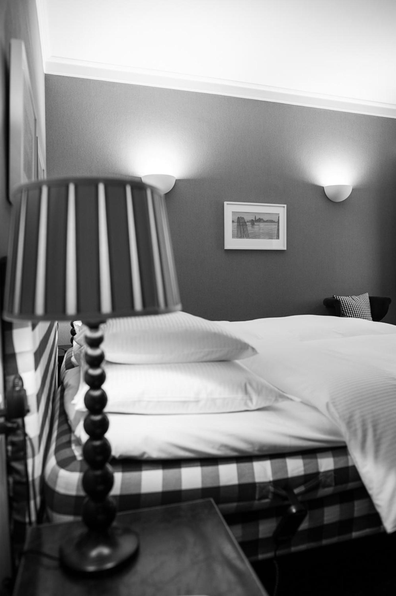 Classic Double Room thumbnail 5