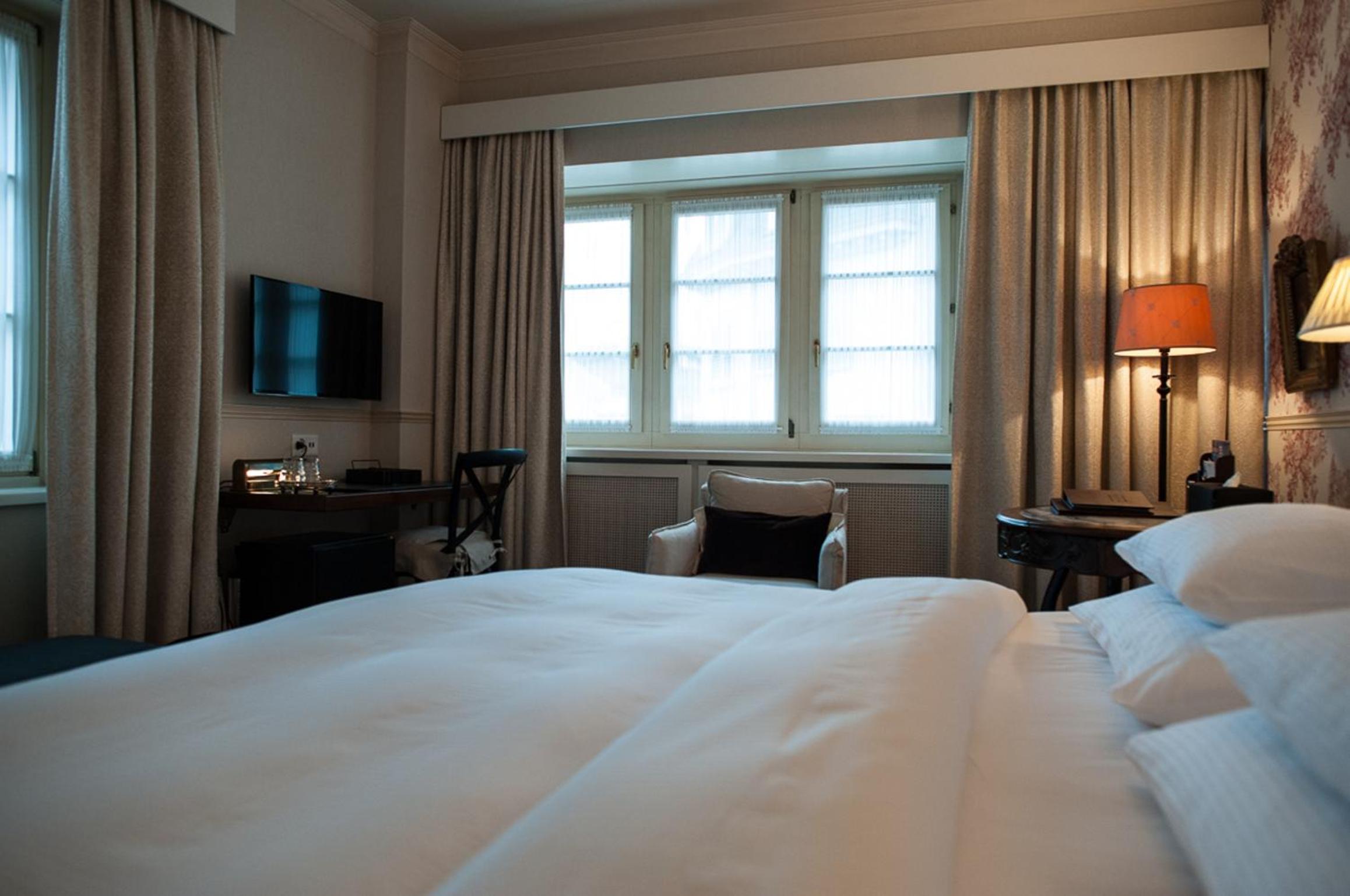 Superior Corner Room thumbnail 5