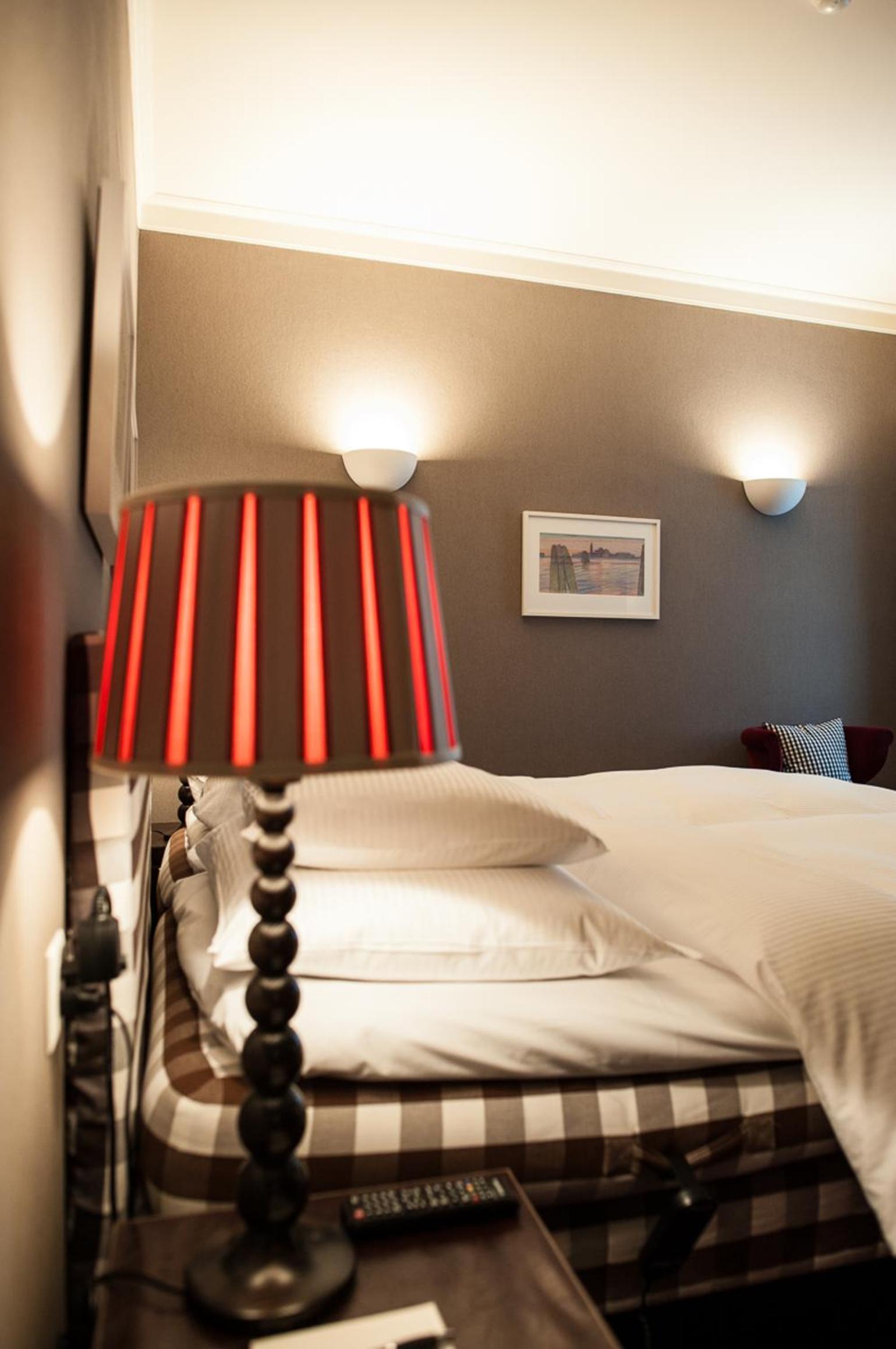 Classic Double Room thumbnail 5