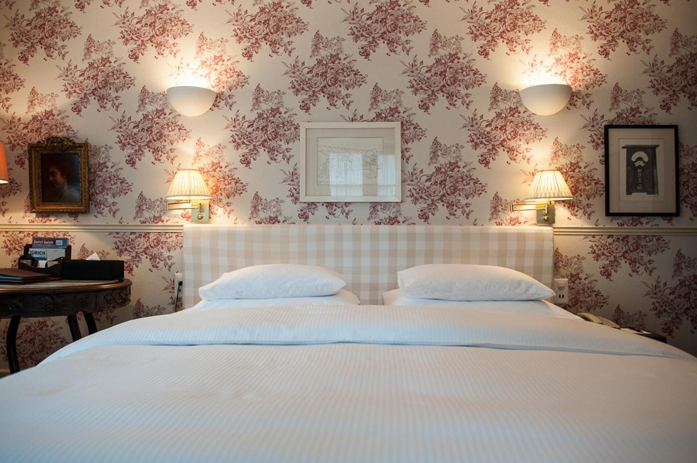 Superior Corner Room thumbnail 5