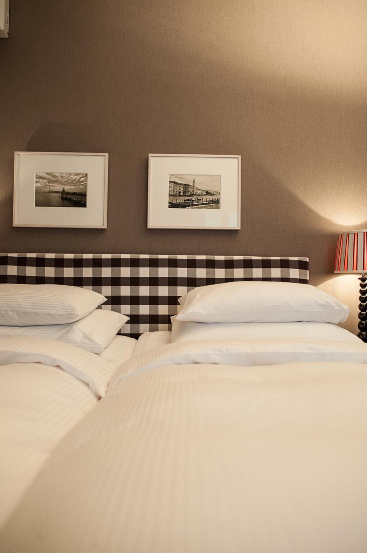 Classic Double Room thumbnail 6