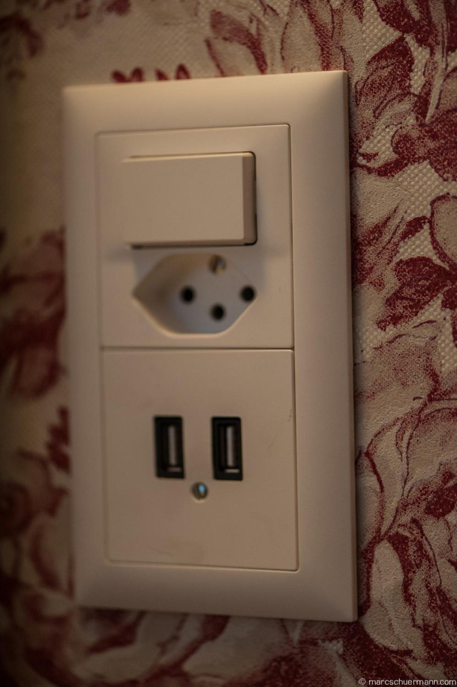 Superior Corner Room thumbnail 6