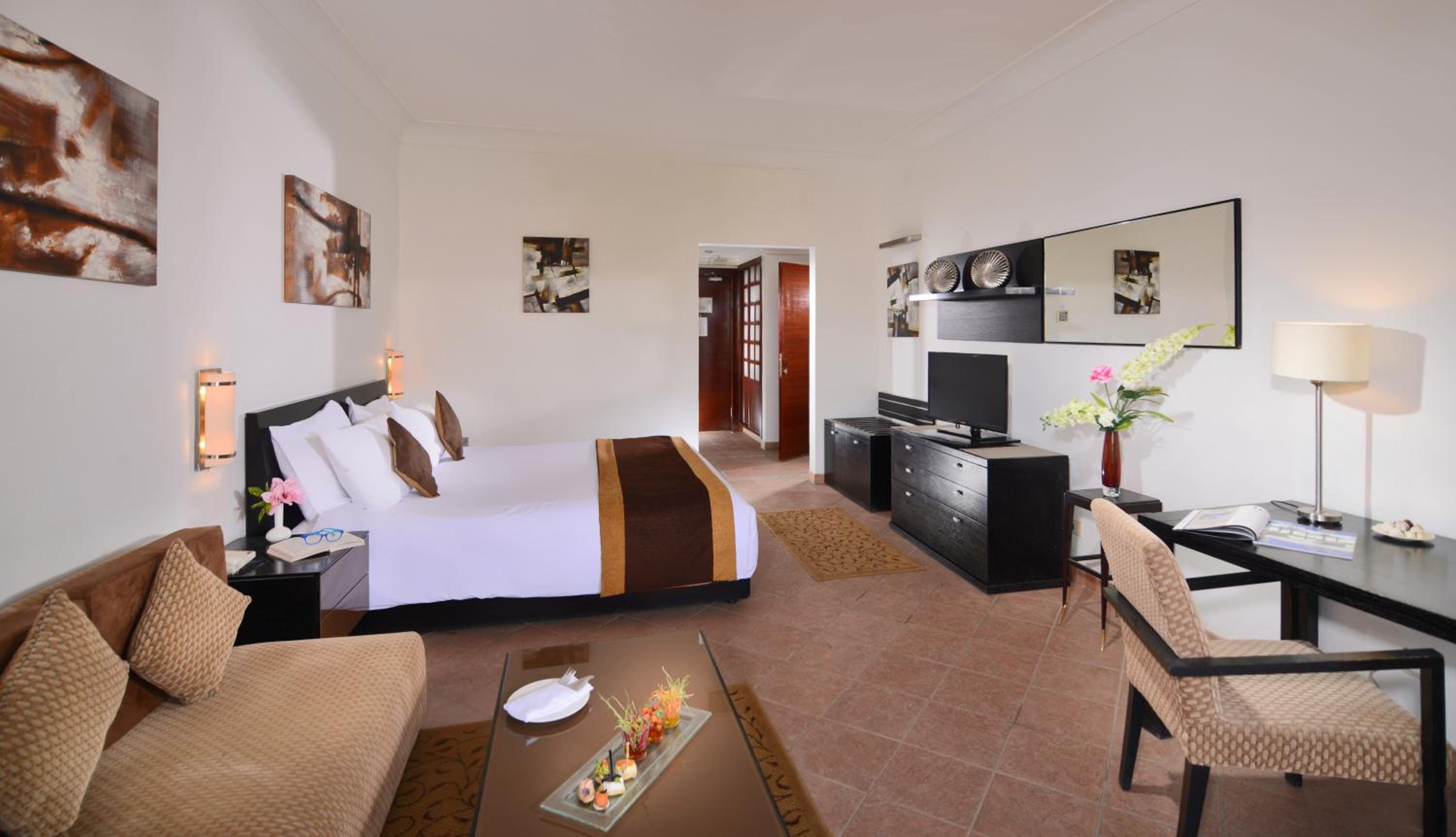 Deluxe King Room with Garden View - Photo 4
