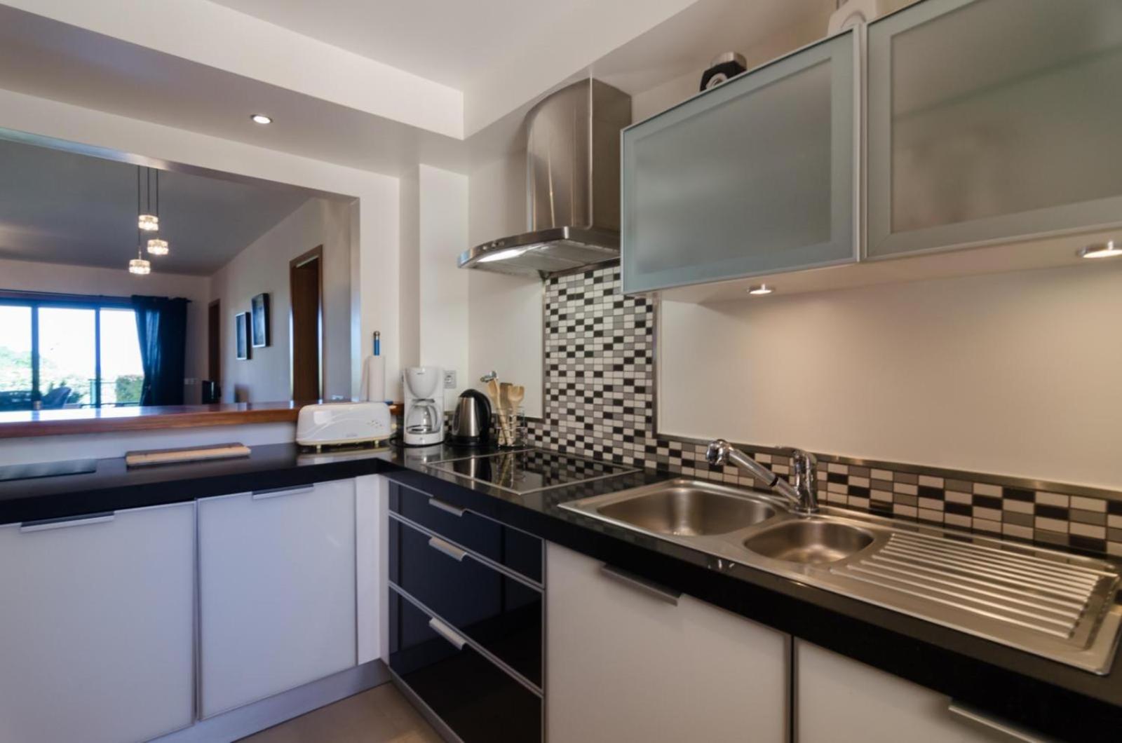 Two-Bedroom Apartment with private Garden and Pool photo 3
