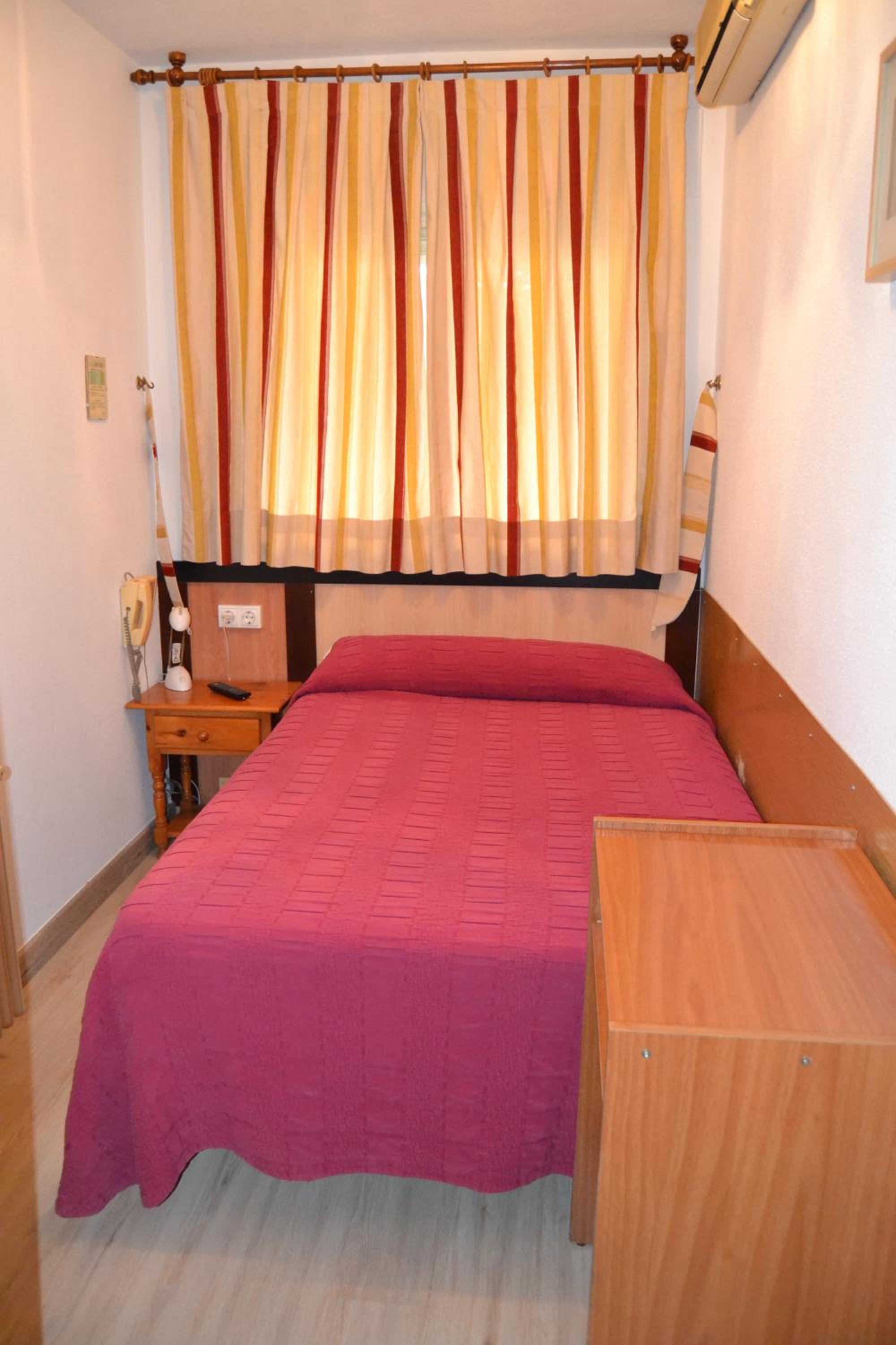 Habitación individual con baño compartido