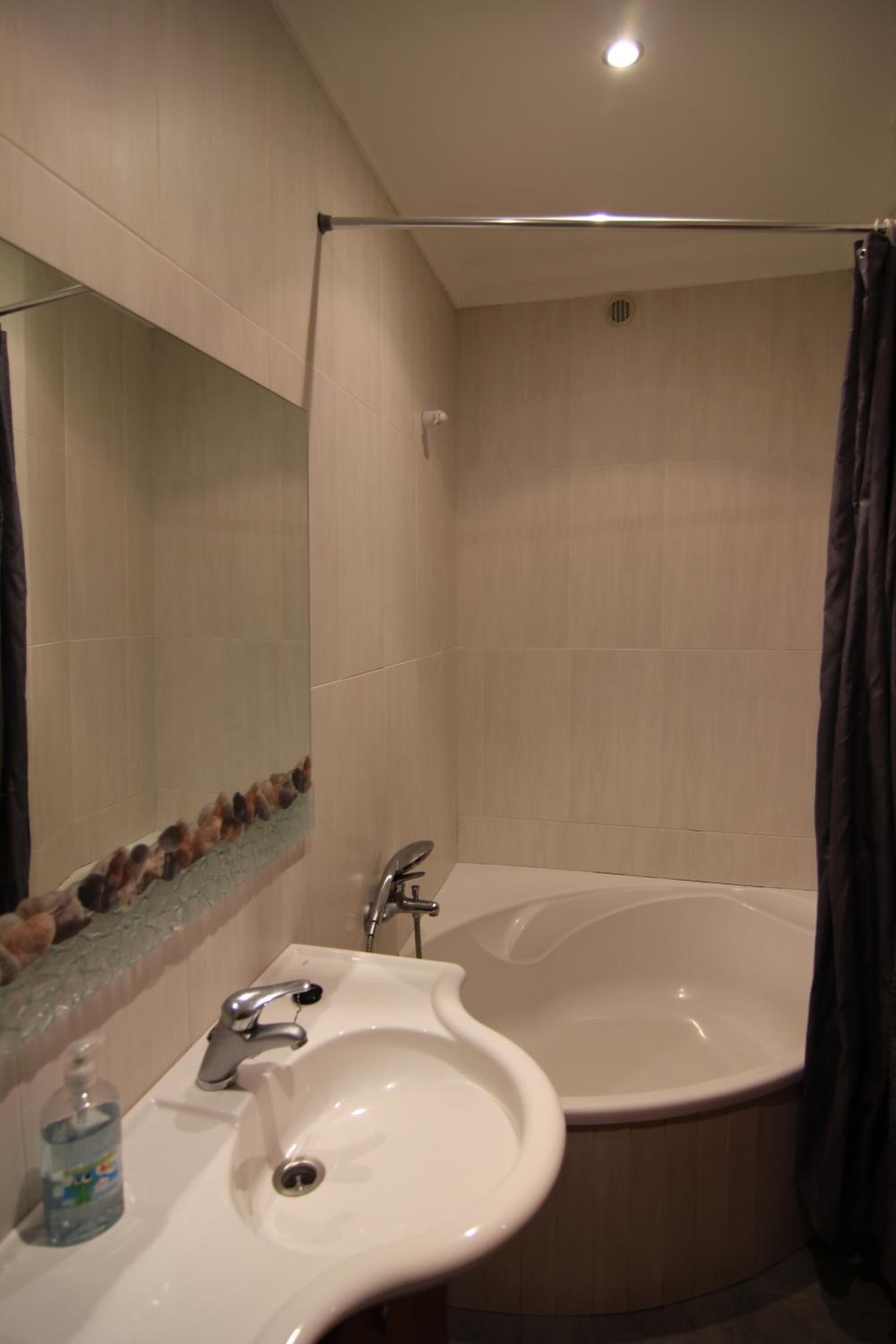 Two-Bedroom House - Photo 2