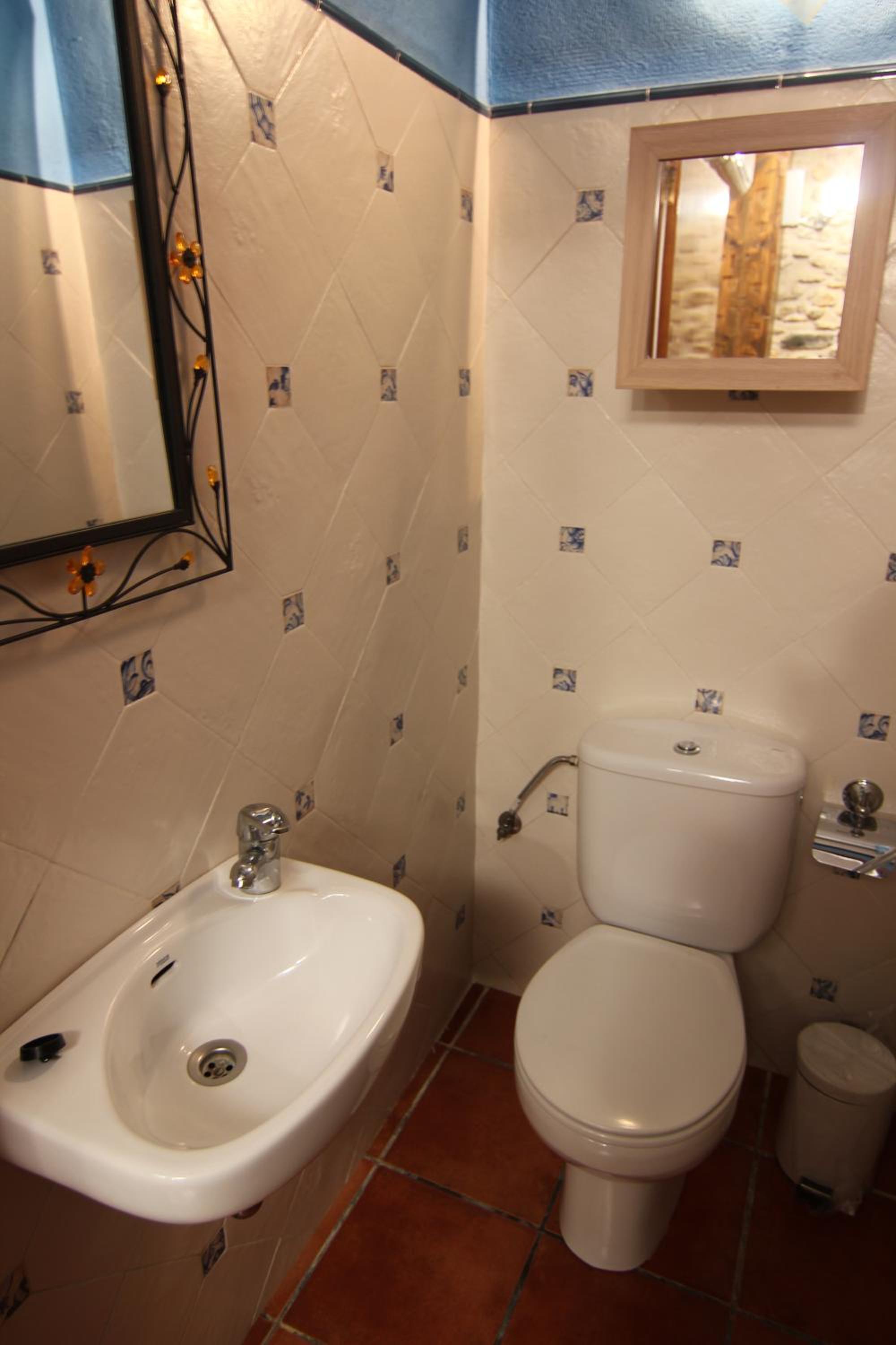 Two-Bedroom House - Photo 9