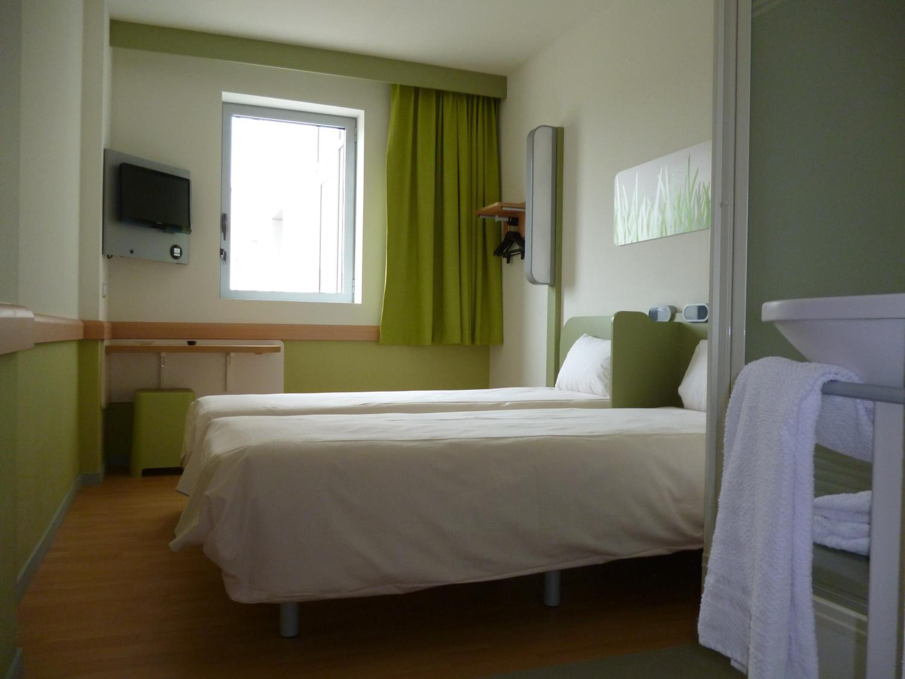 Standard Twin Room - Photo 5
