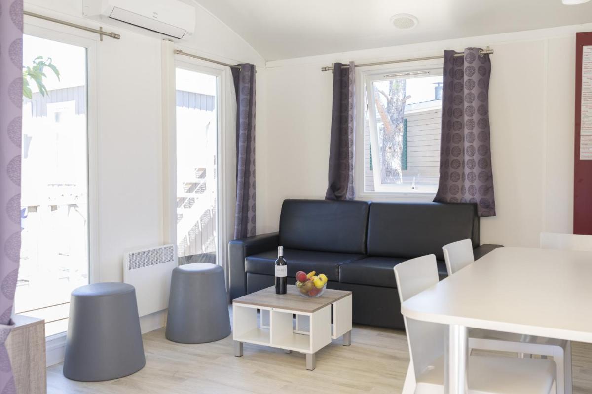 Comfort Two-Bedroom Mobile Home (4 Adults) with Veranda and Panoramic Terrace photo 3